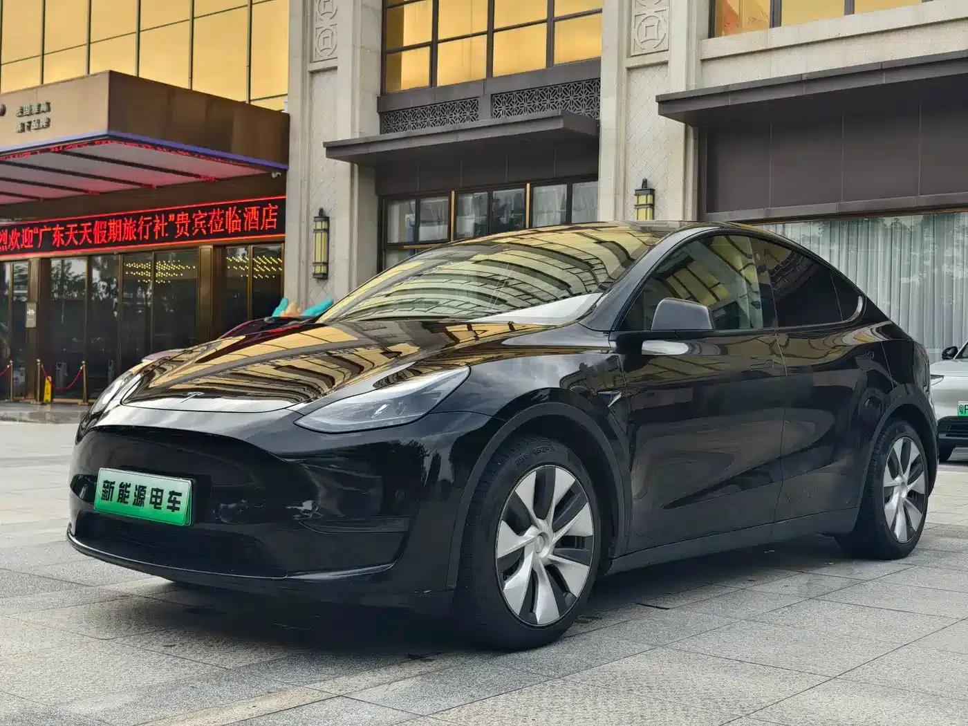 Model Y 2022 Long Range All-Wheel Drive — миниатюра 1