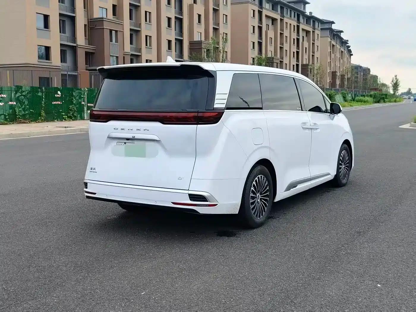 Denza D9 2022 DM-i 970 4WD Premium Edition — миниатюра 6