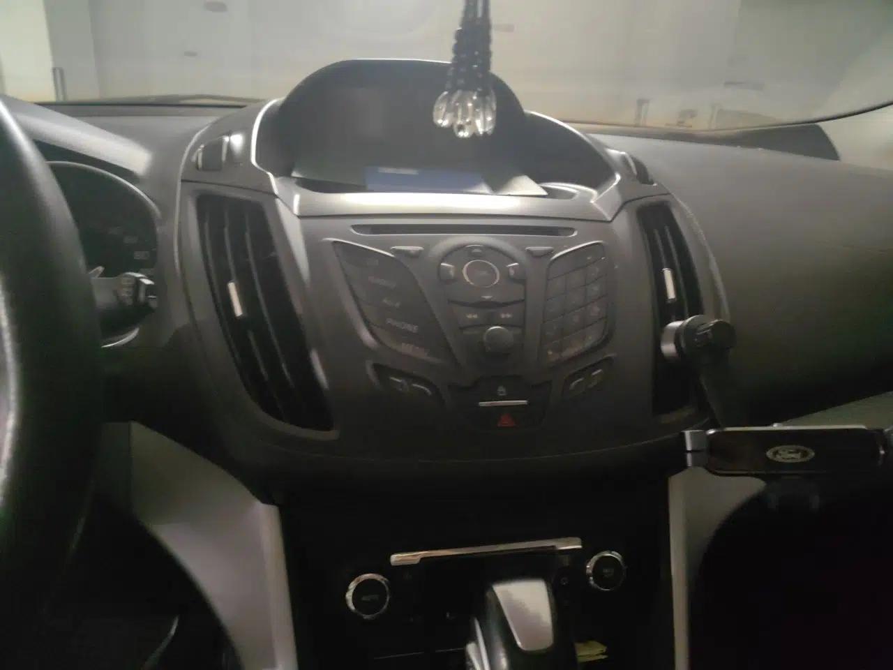 Ford Kuga 2013 1.6L GTDi Two-Wheel-Drive Trend Model — миниатюра 13