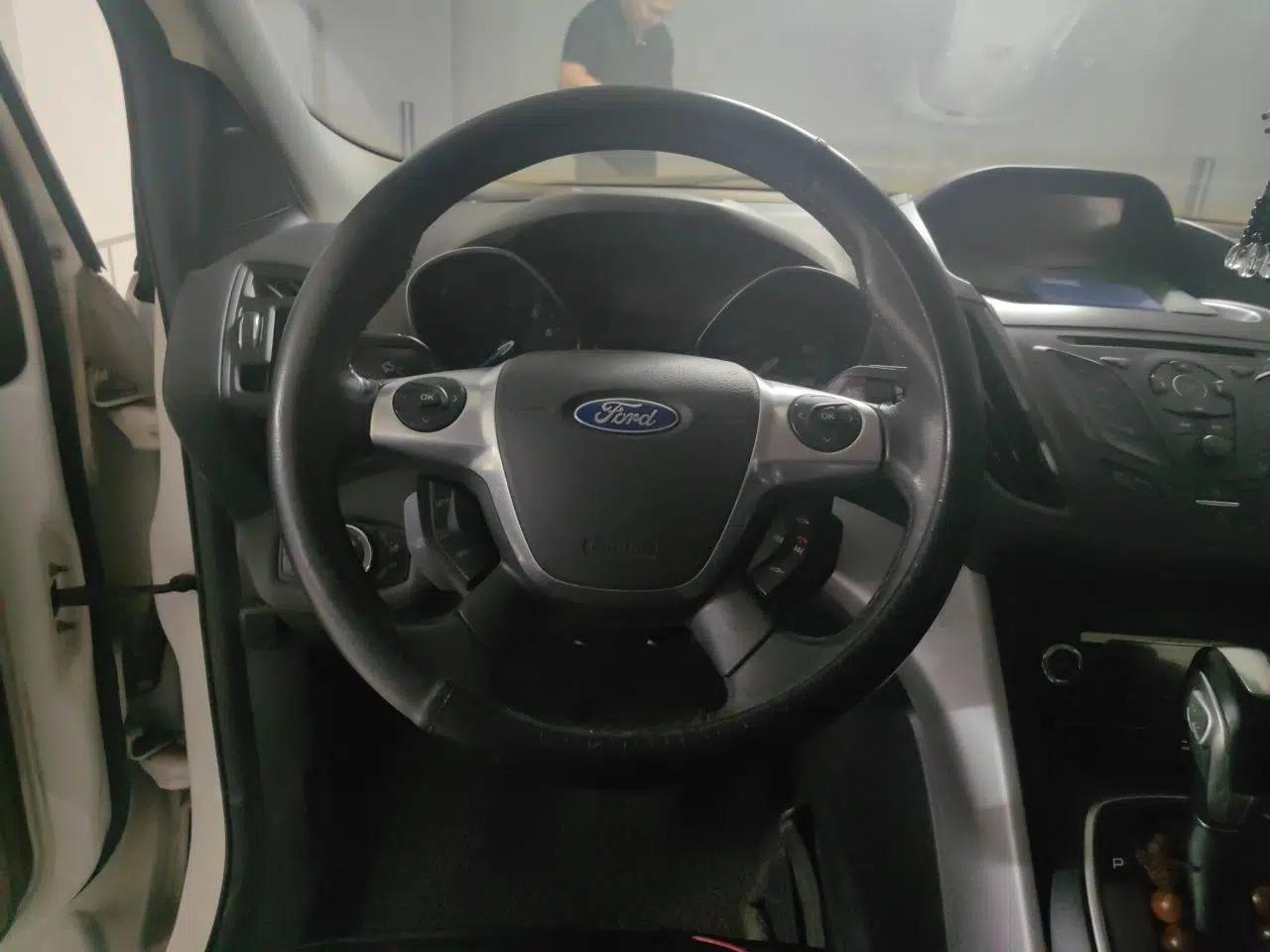 Ford Kuga 2013 1.6L GTDi Two-Wheel-Drive Trend Model — миниатюра 10