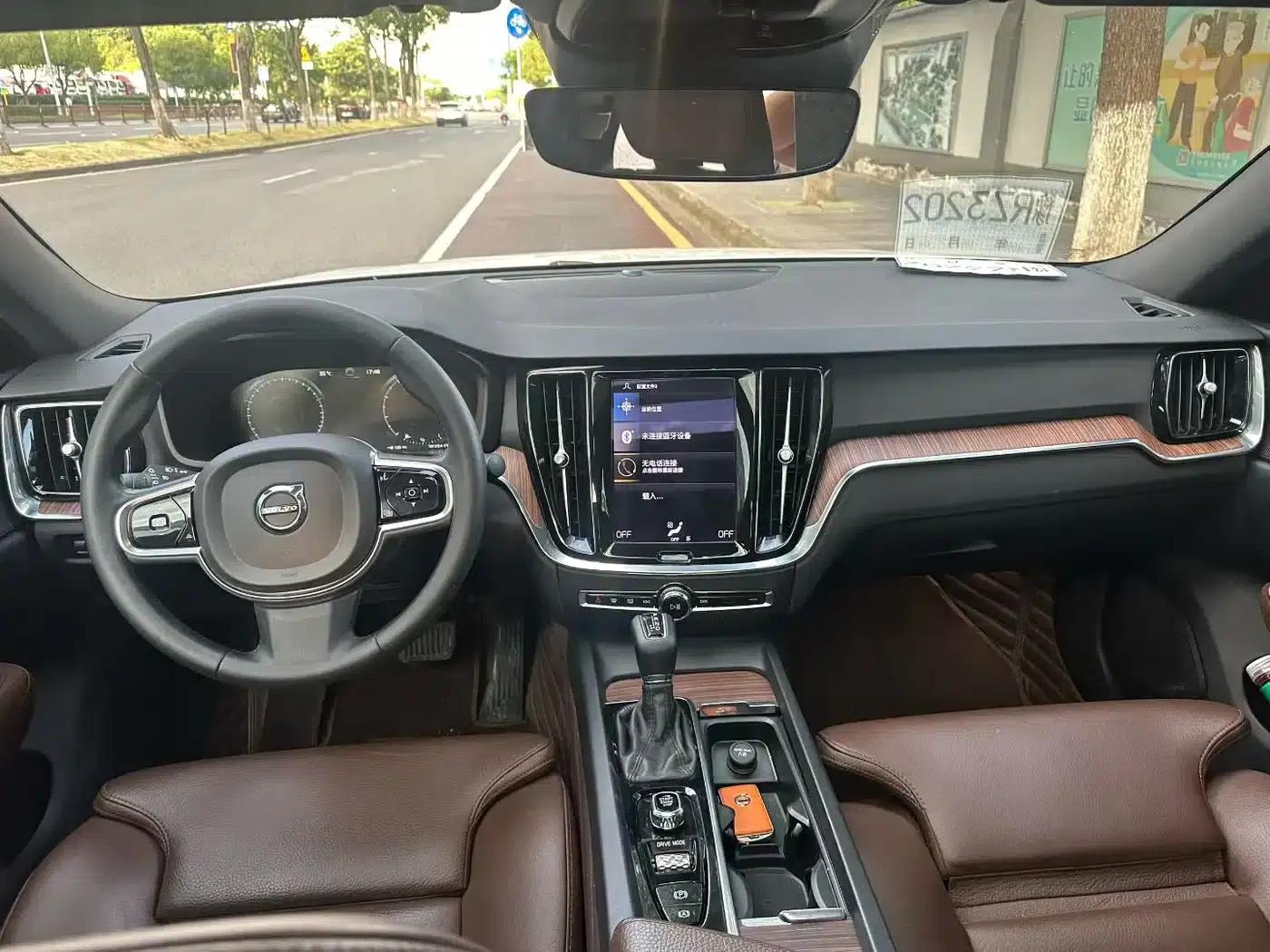 2021 Volvo S60 T4 Inscription Luxury Edition — миниатюра 5