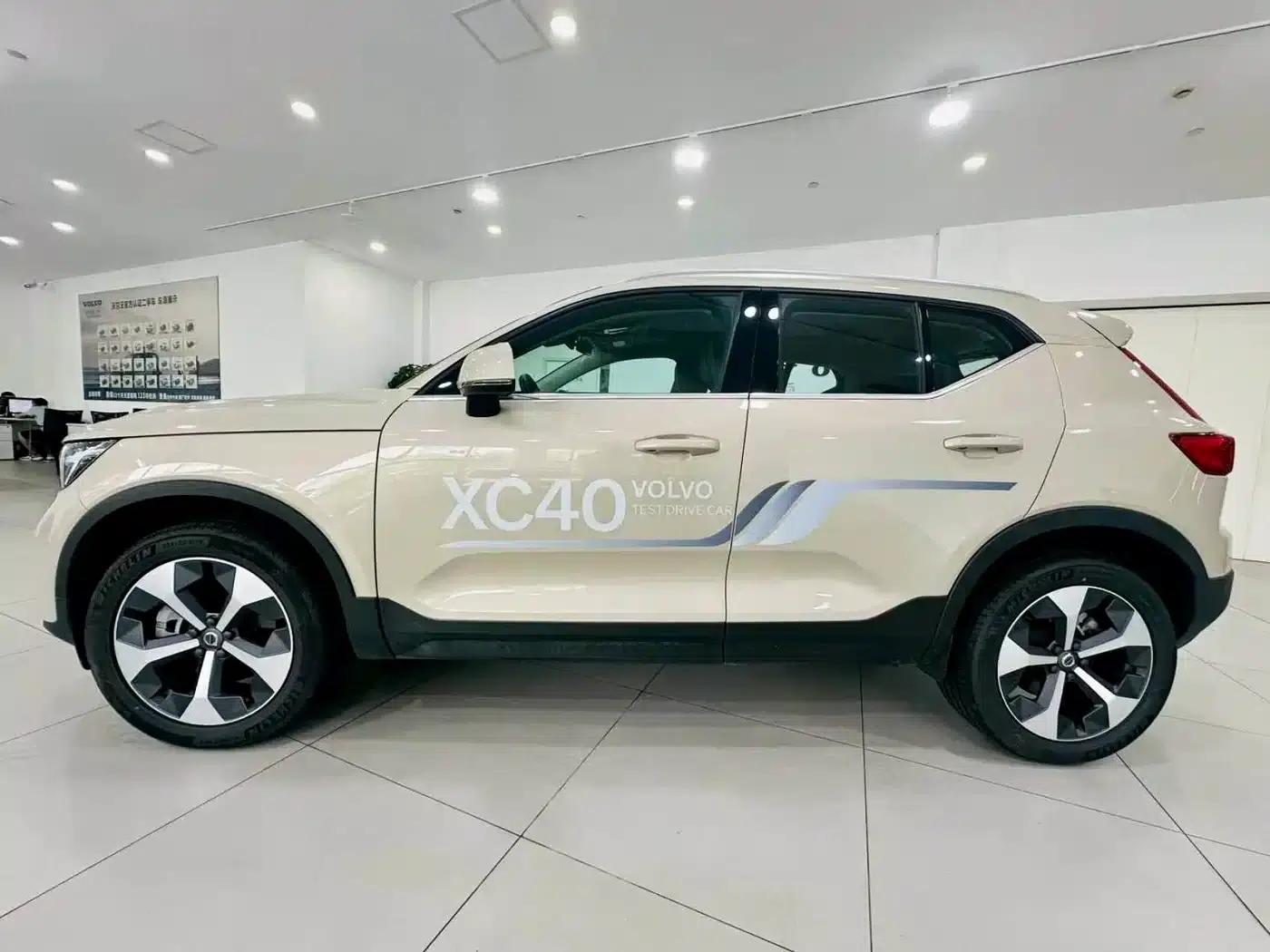2025 Volvo XC40 B4 AWD Inscription Luxury Edition — миниатюра 3