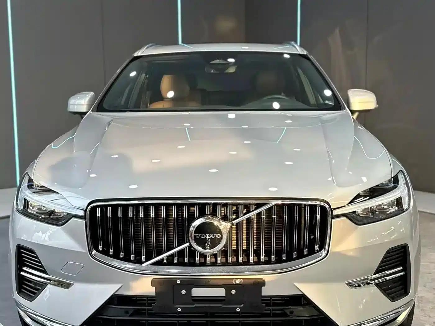 2024 Volvo XC60 Plug-in Hybrid T8 Plug-in Hybrid Long Range AWD Inscription Luxury Edition — миниатюра 2