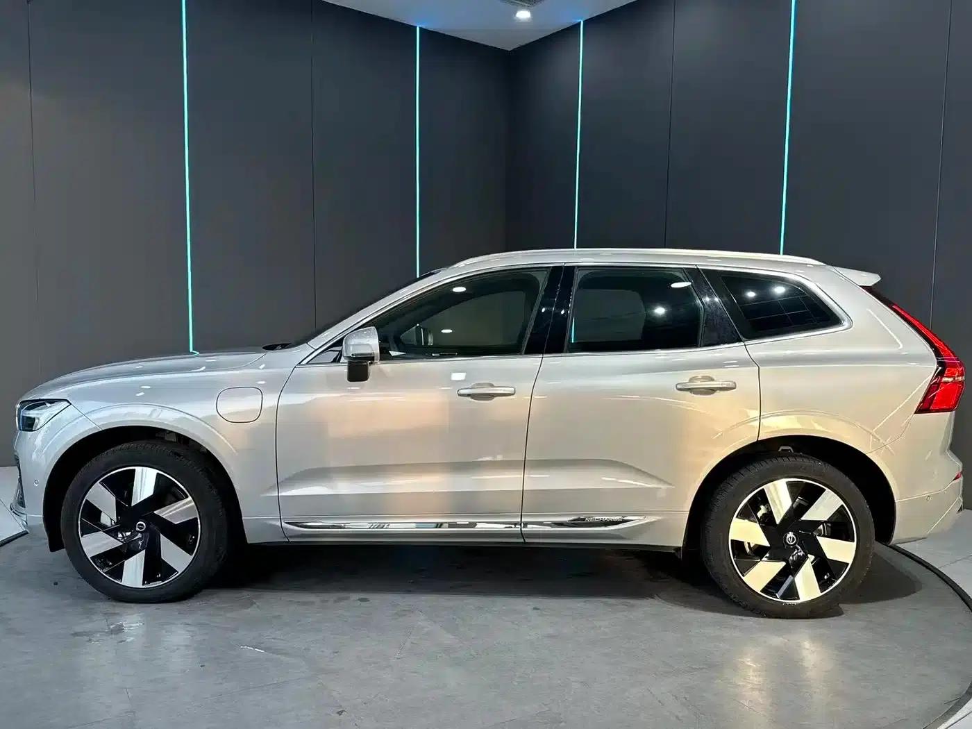2024 Volvo XC60 Plug-in Hybrid T8 Plug-in Hybrid Long Range AWD Inscription Luxury Edition — миниатюра 4