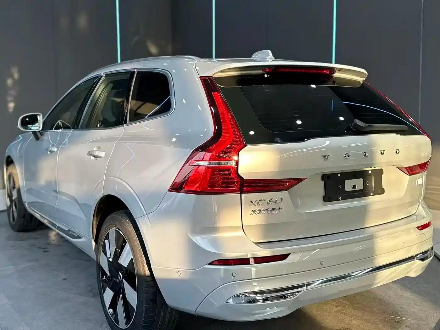 2024 Volvo XC60 Plug-in Hybrid T8 Plug-in Hybrid Long Range AWD Inscription Luxury Edition — миниатюра 8