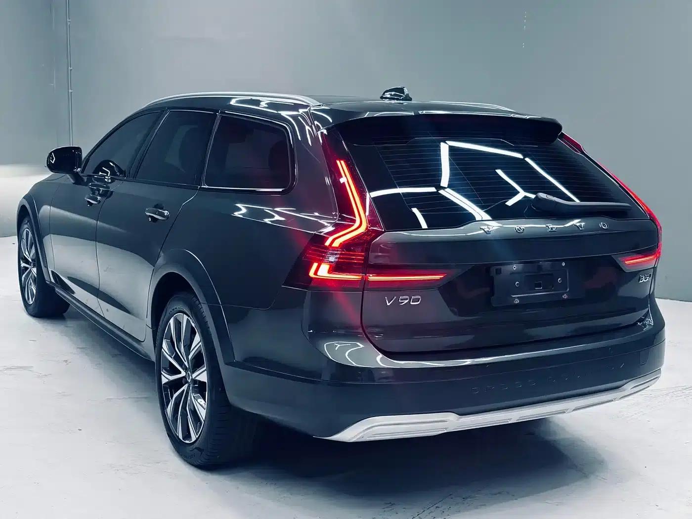 2021 Volvo V90 Cross Country B5 AWD Ultimate Edition — миниатюра 3