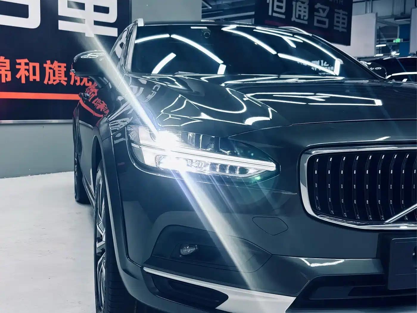 2021 Volvo V90 Cross Country B5 AWD Ultimate Edition — миниатюра 6