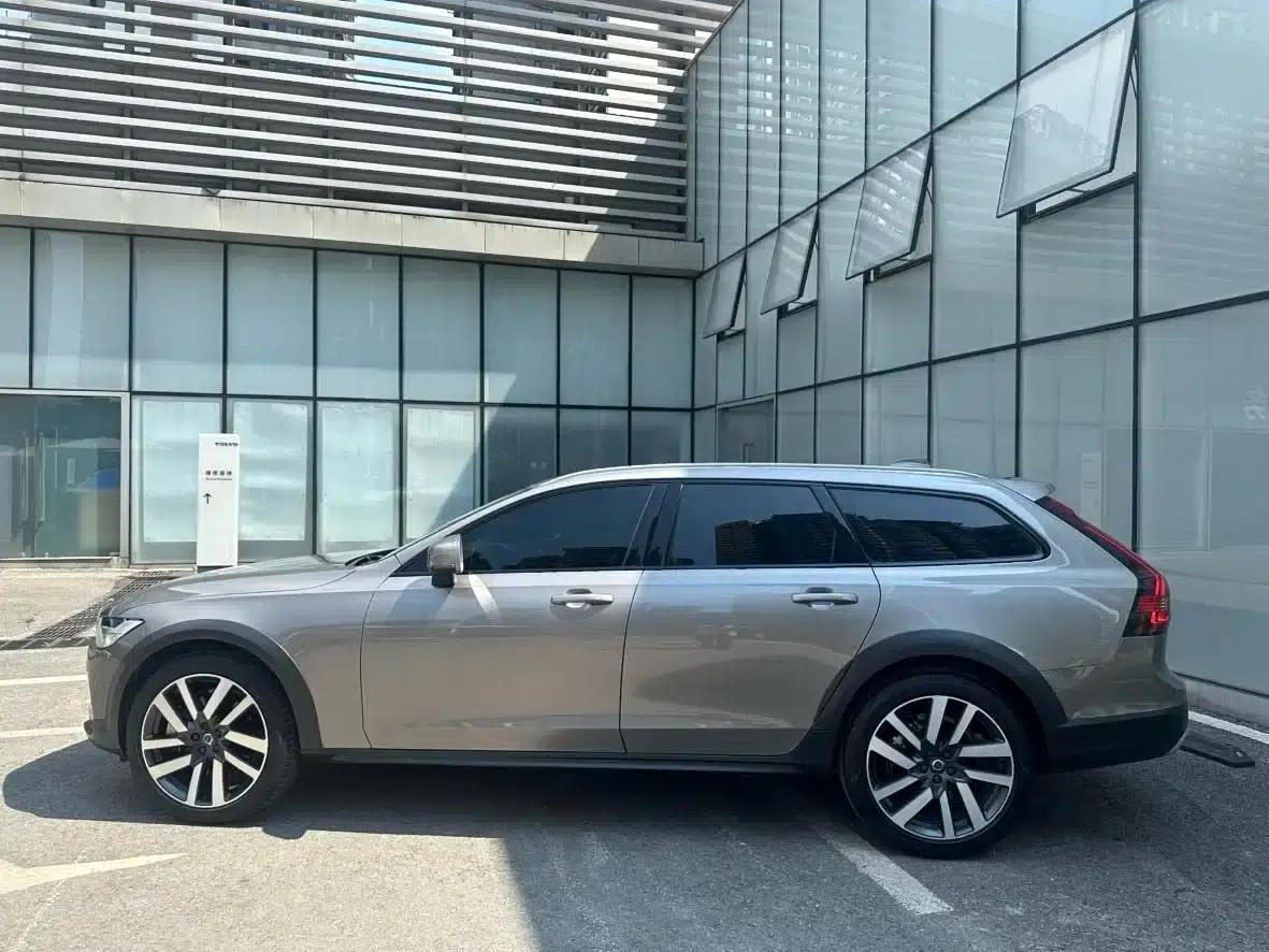 2022 Volvo V90 Cross Country B5 AWD Ultimate Edition — миниатюра 4