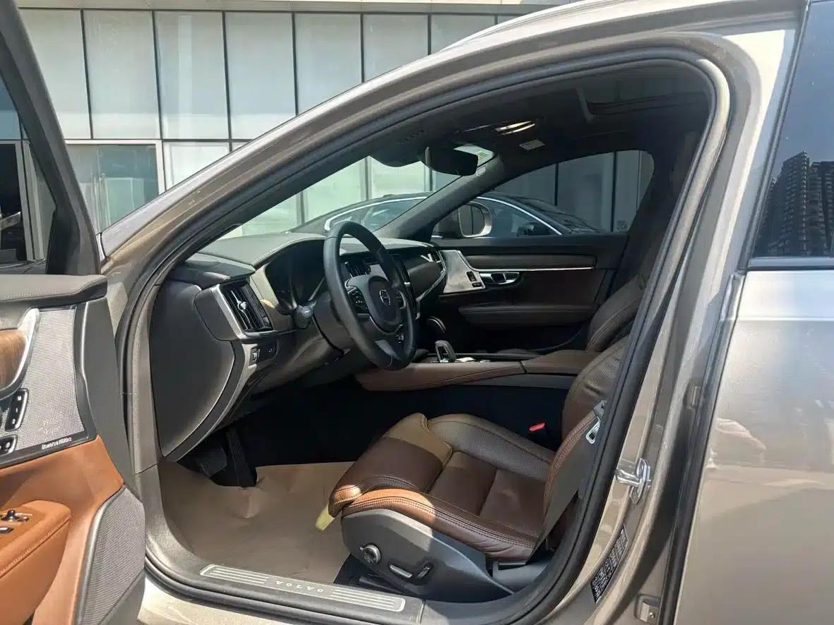 2022 Volvo V90 Cross Country B5 AWD Ultimate Edition — миниатюра 6