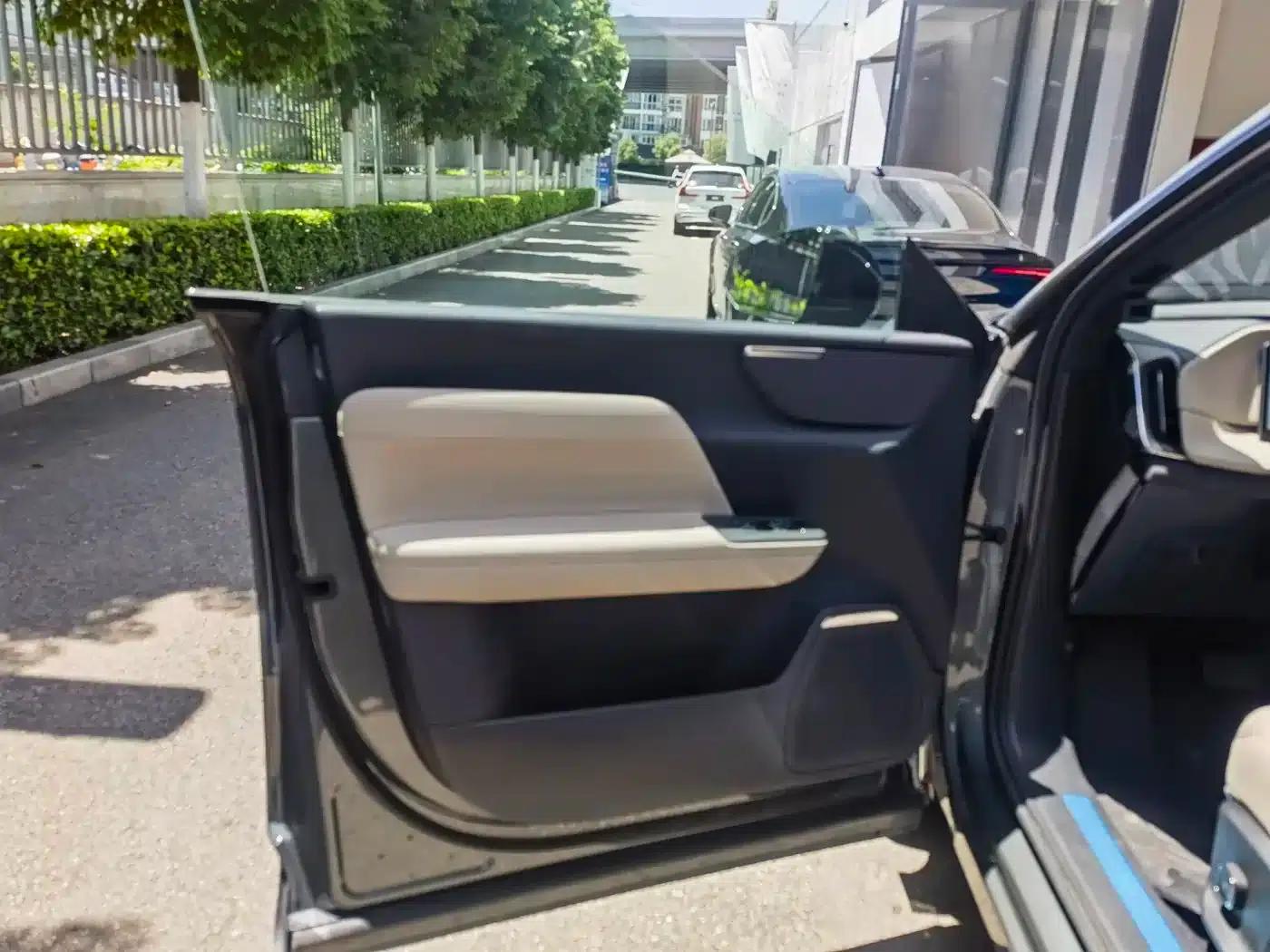 2026 Volvo XC70 Plug-in Hybrid (Two-Wheel Drive, Long Range, Core) — миниатюра 8