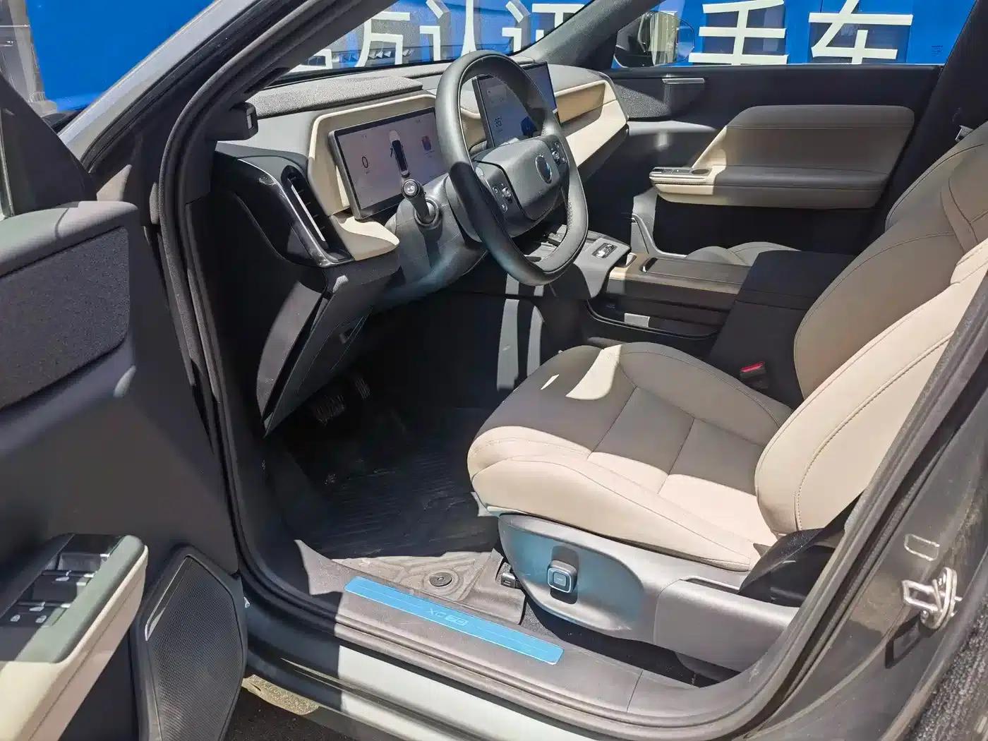 2026 Volvo XC70 Plug-in Hybrid (Two-Wheel Drive, Long Range, Core) — миниатюра 9