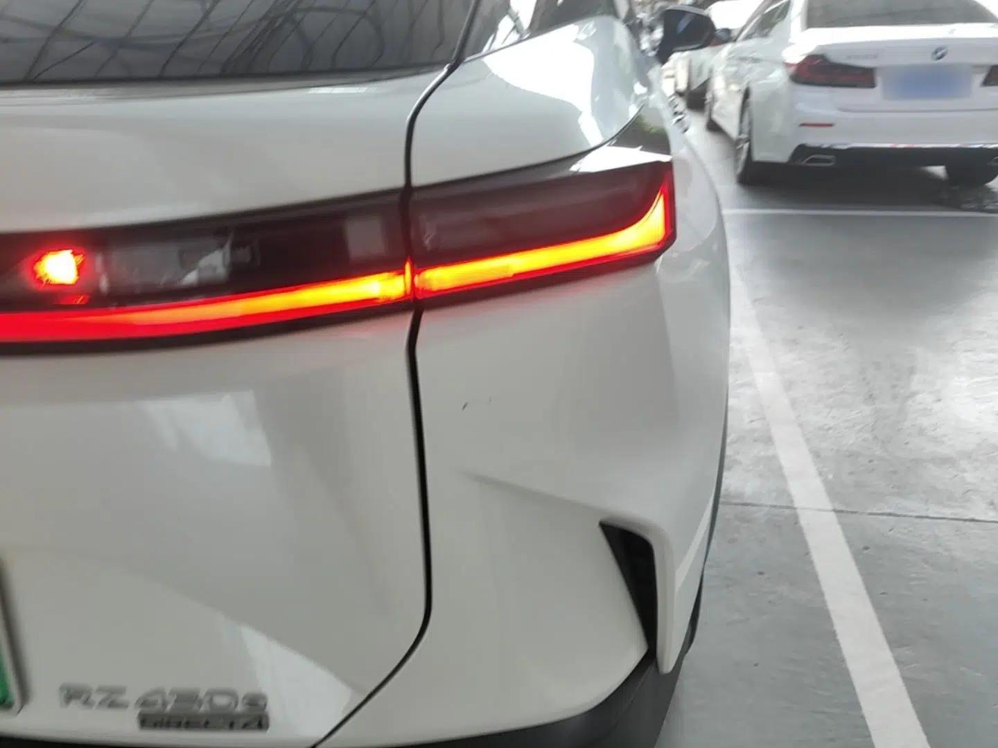 Lexus RZ 2023 450e All-Wheel Drive Luxury Edition — миниатюра 9