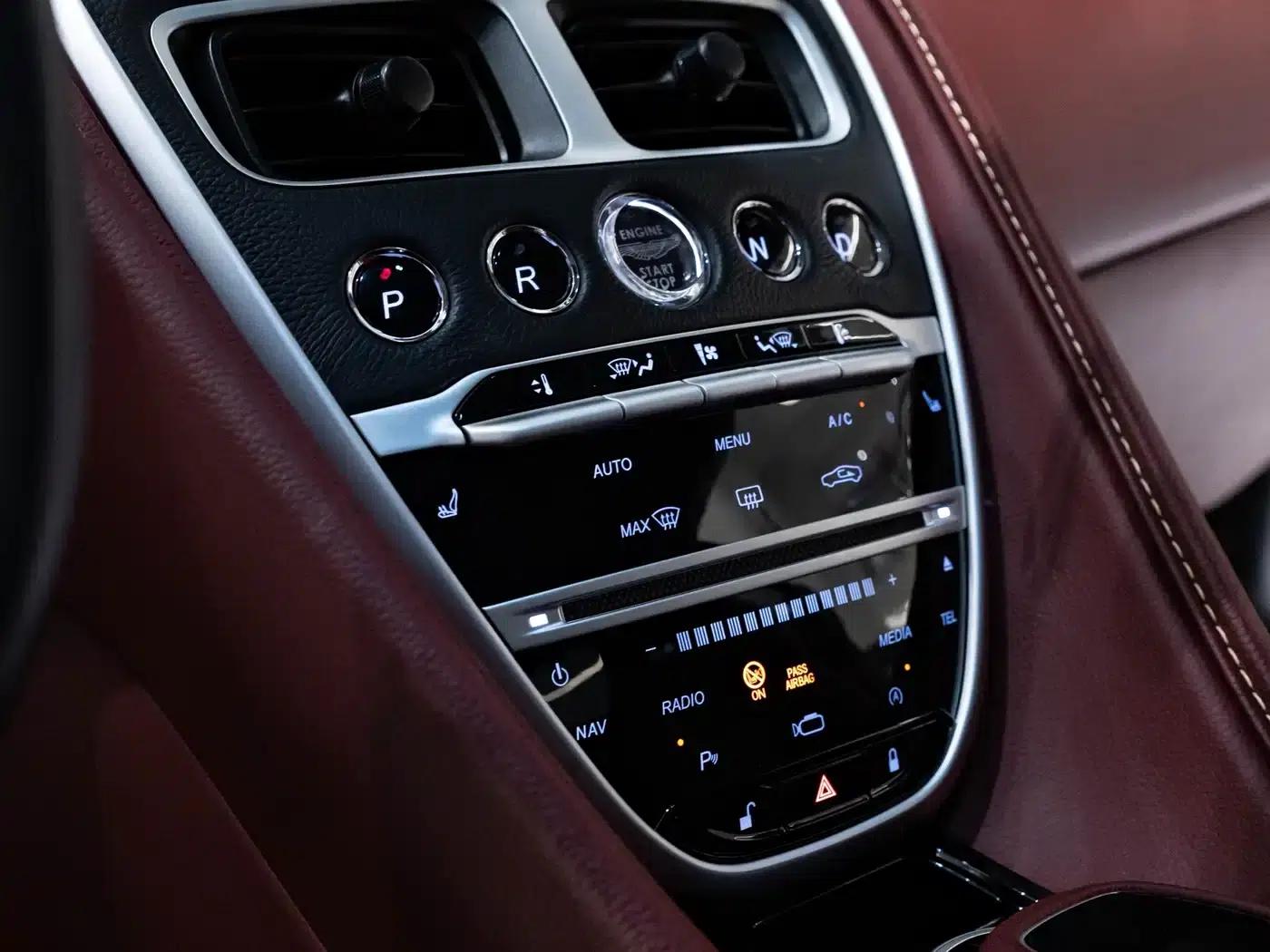 Aston Martin DB11 2019 4.0T V8 Coupe — миниатюра 11