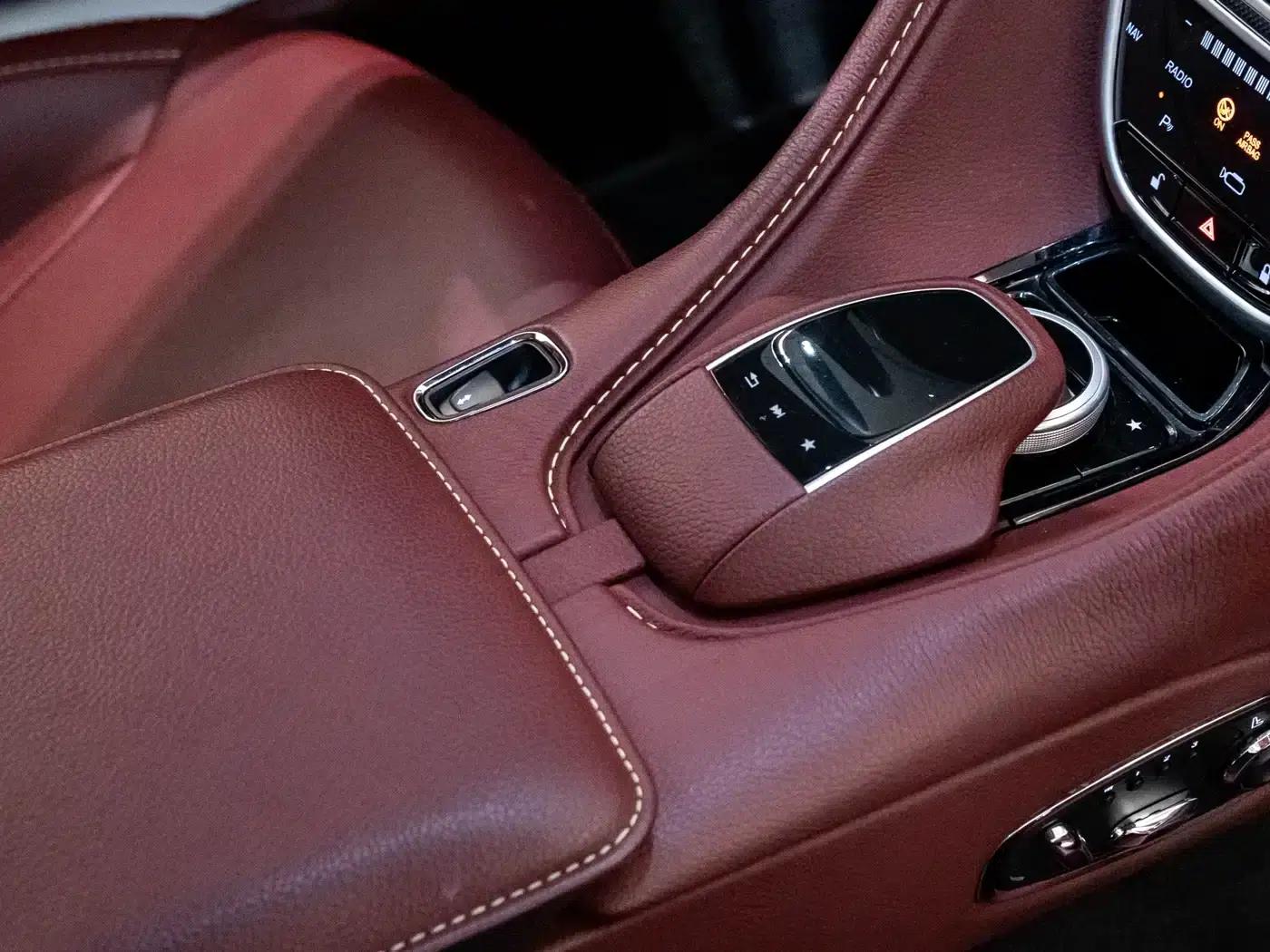 Aston Martin DB11 2019 4.0T V8 Coupe — миниатюра 13