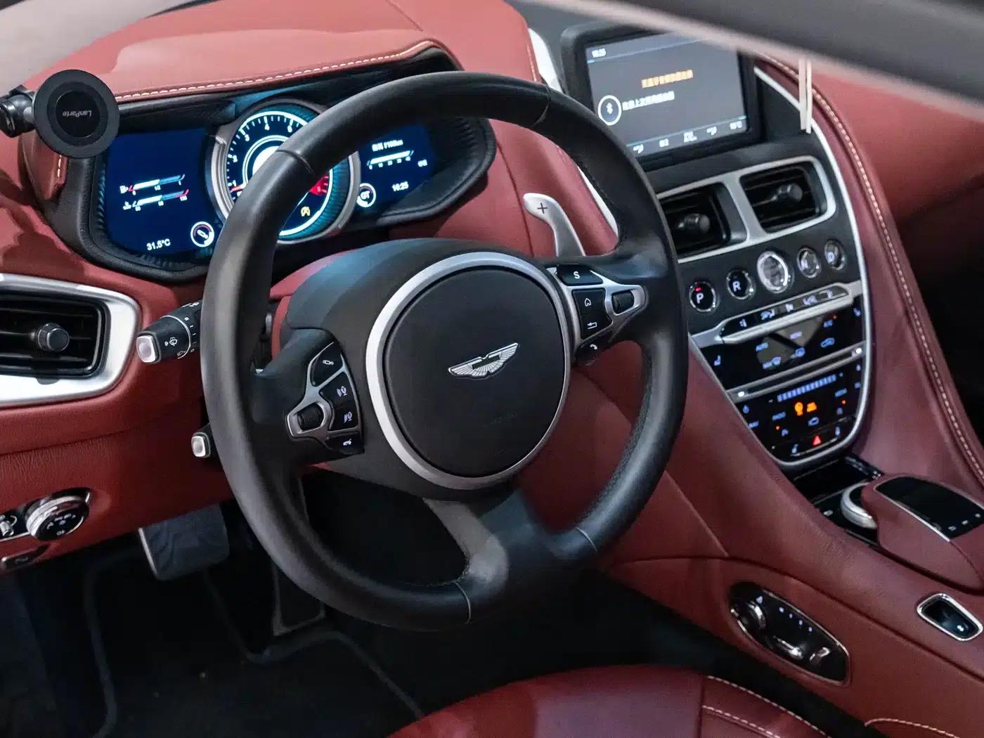Aston Martin DB11 2019 4.0T V8 Coupe — миниатюра 9