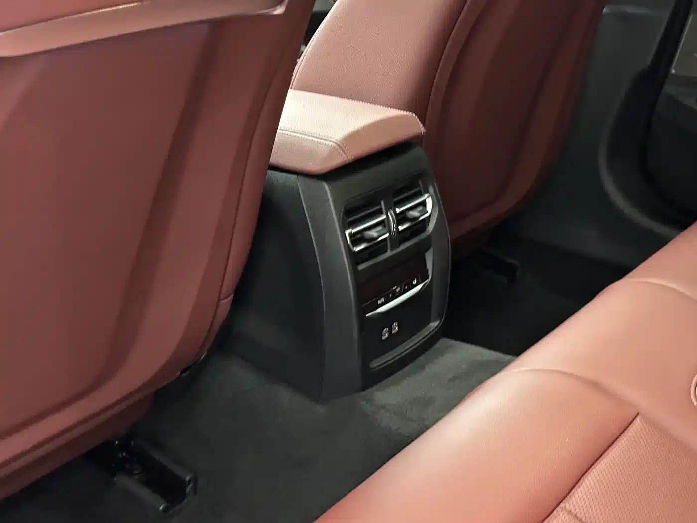 2025 BMW 3 Series 330i M Sport Shadow Edition — миниатюра 17
