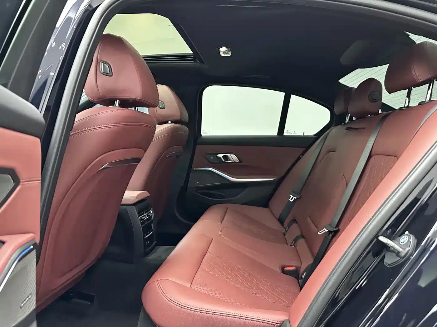 2025 BMW 3 Series 330i M Sport Shadow Edition — миниатюра 10
