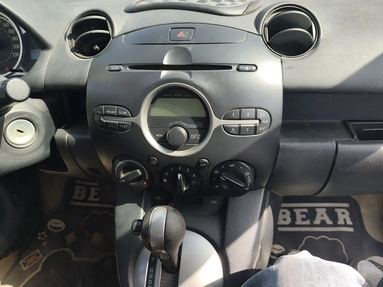 Mazda 2 2012 Hatchback Xuan Dong 1.5L Automatic Value Edition — миниатюра 13