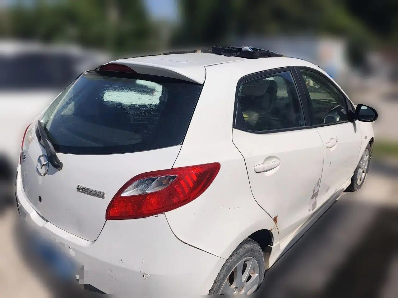 Mazda 2 2012 Hatchback Xuan Dong 1.5L Automatic Value Edition — миниатюра 6