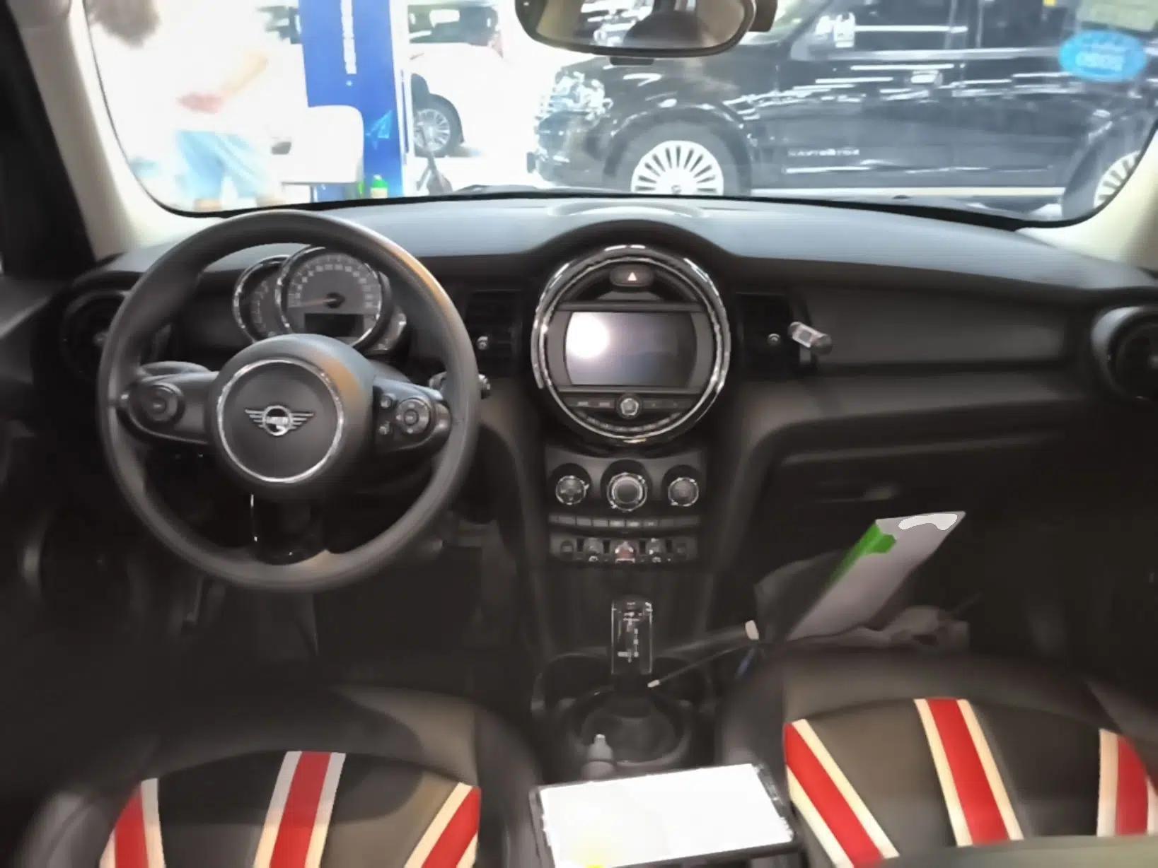 MINI 2018 1.5T ONE Five-Door Edition — миниатюра 12