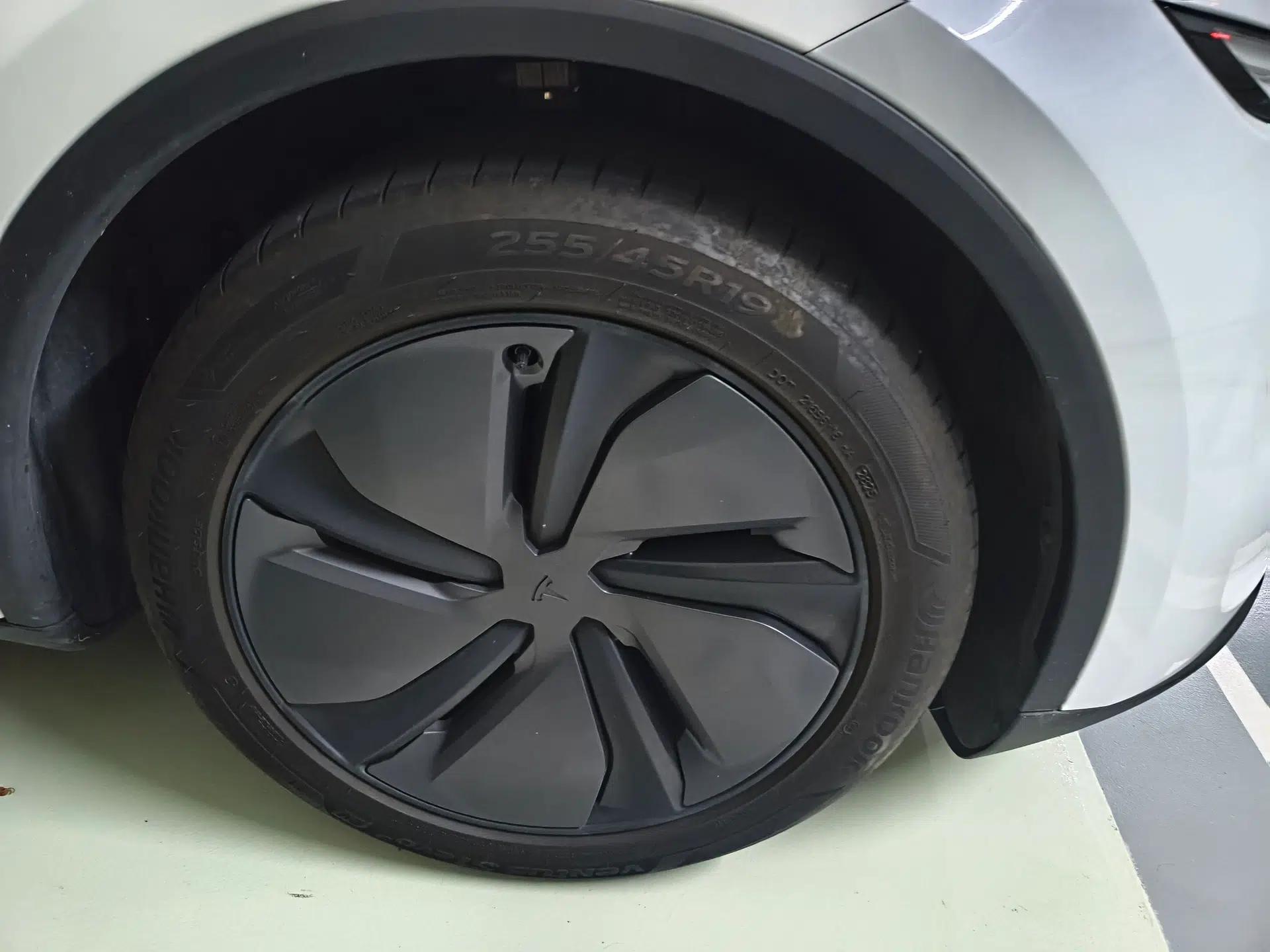 Tesla Model Y 2025 Updated Version Long-Range All-Wheel Drive — миниатюра 8