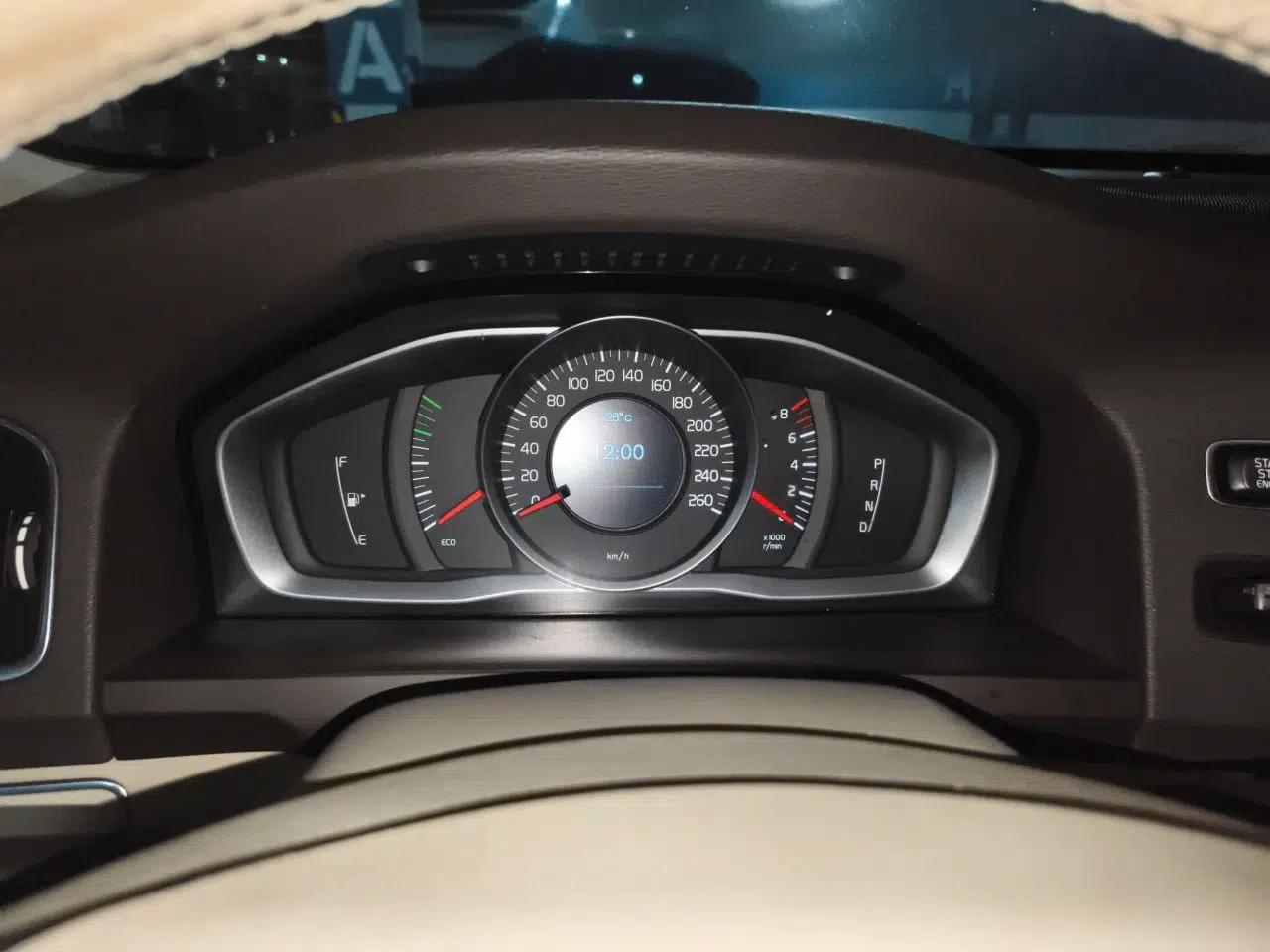 Volvo S60 2015 S60L 2.0T Zhiyuan Edition — миниатюра 11