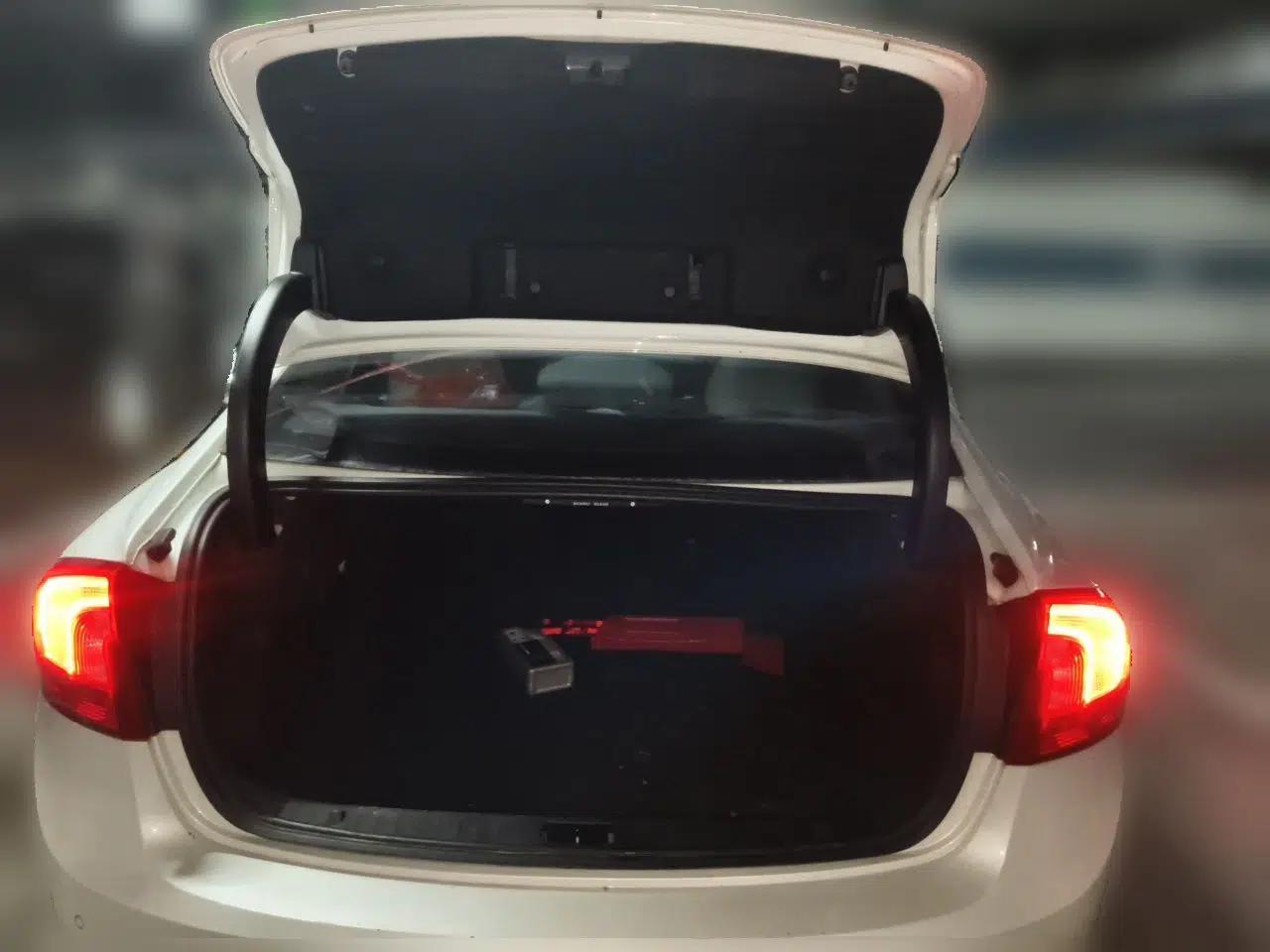 Volvo S60 2015 S60L 2.0T Zhiyuan Edition — миниатюра 19