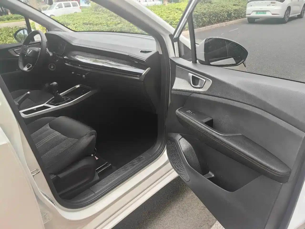 Wuling Jiachen 2022 1.5L Manual Comfort Model — миниатюра 8