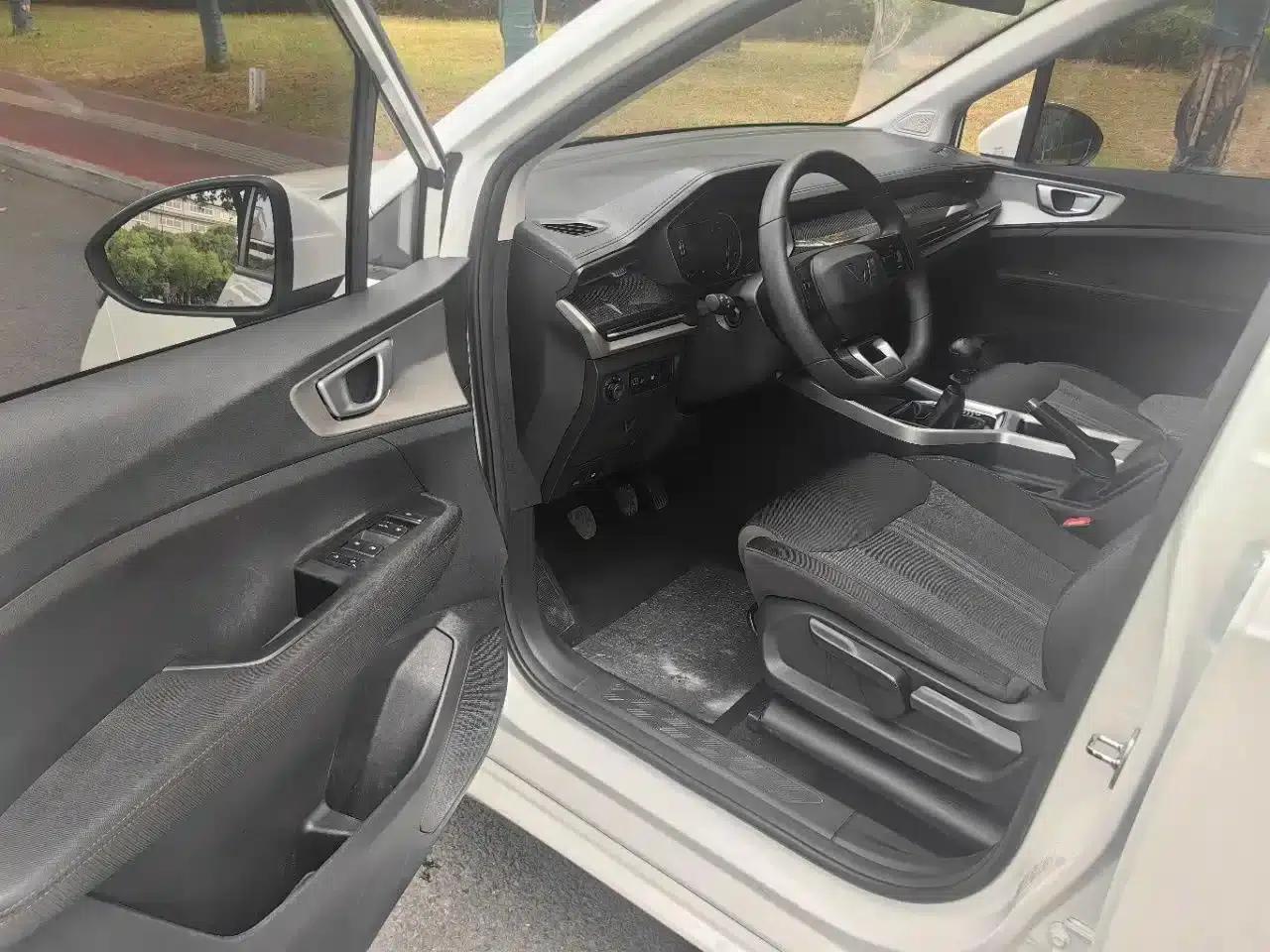 Wuling Jiachen 2022 1.5L Manual Comfort Model — миниатюра 10
