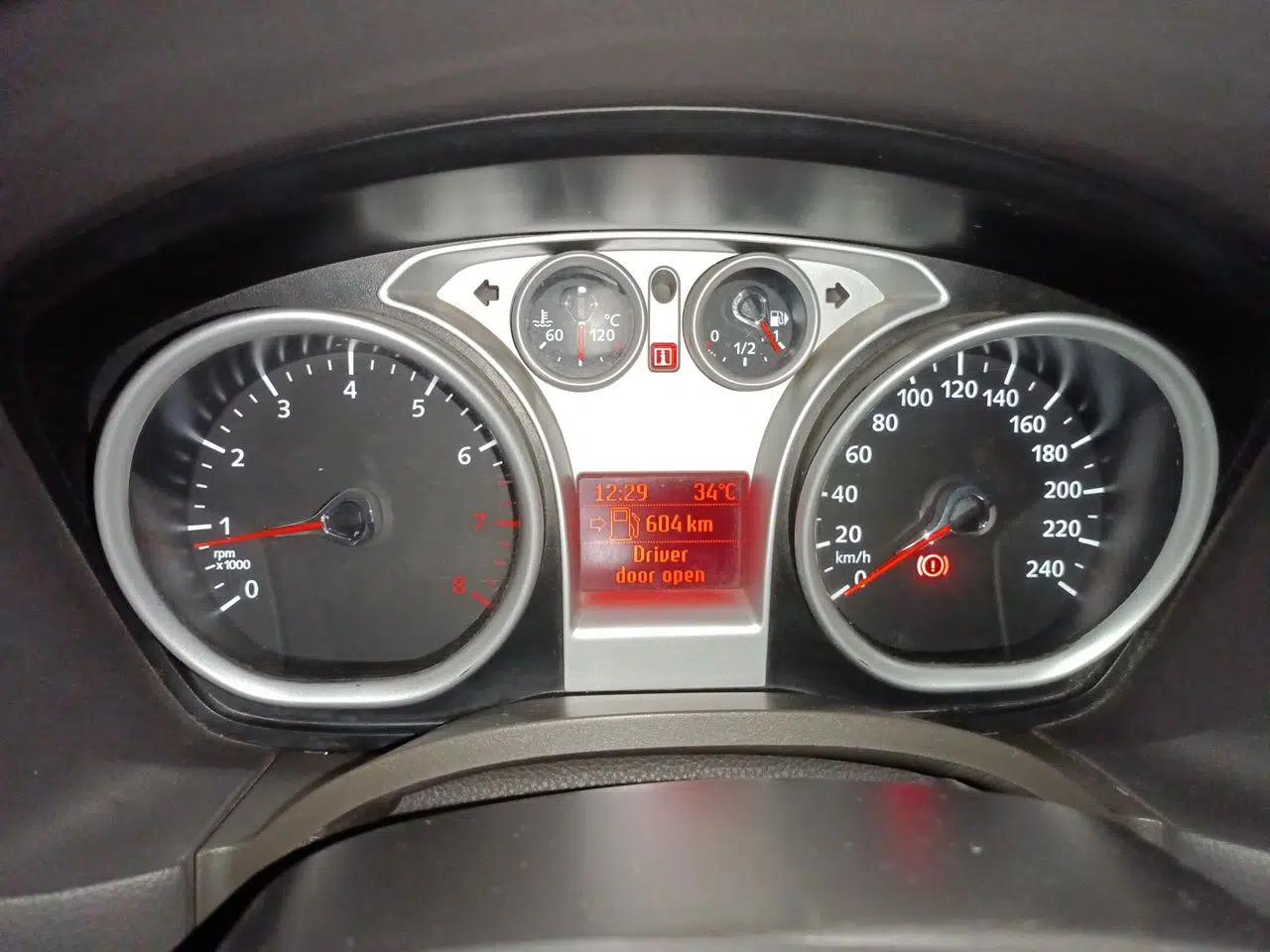 Ford Focus 2013 Hatchback Classic 1.8L Manual Fashion Edition — миниатюра 11
