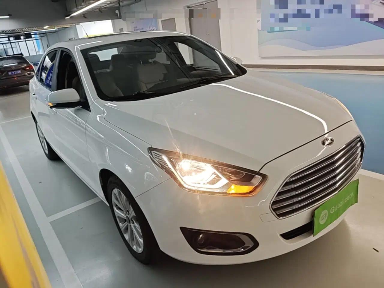 Ford Escort 2015 1.5L Automatic Fashion Model — миниатюра 3