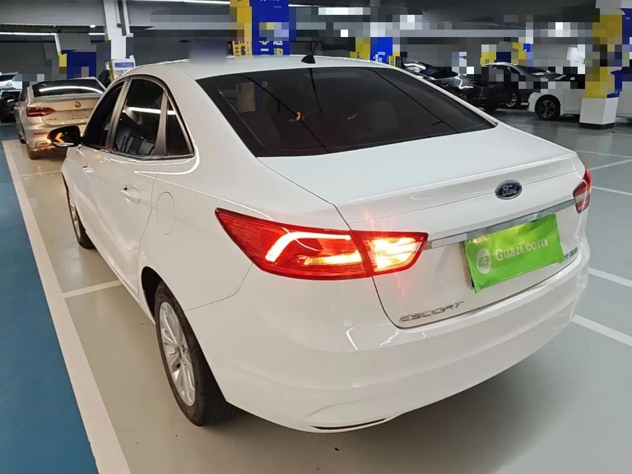Ford Escort 2015 1.5L Automatic Fashion Model — миниатюра 4