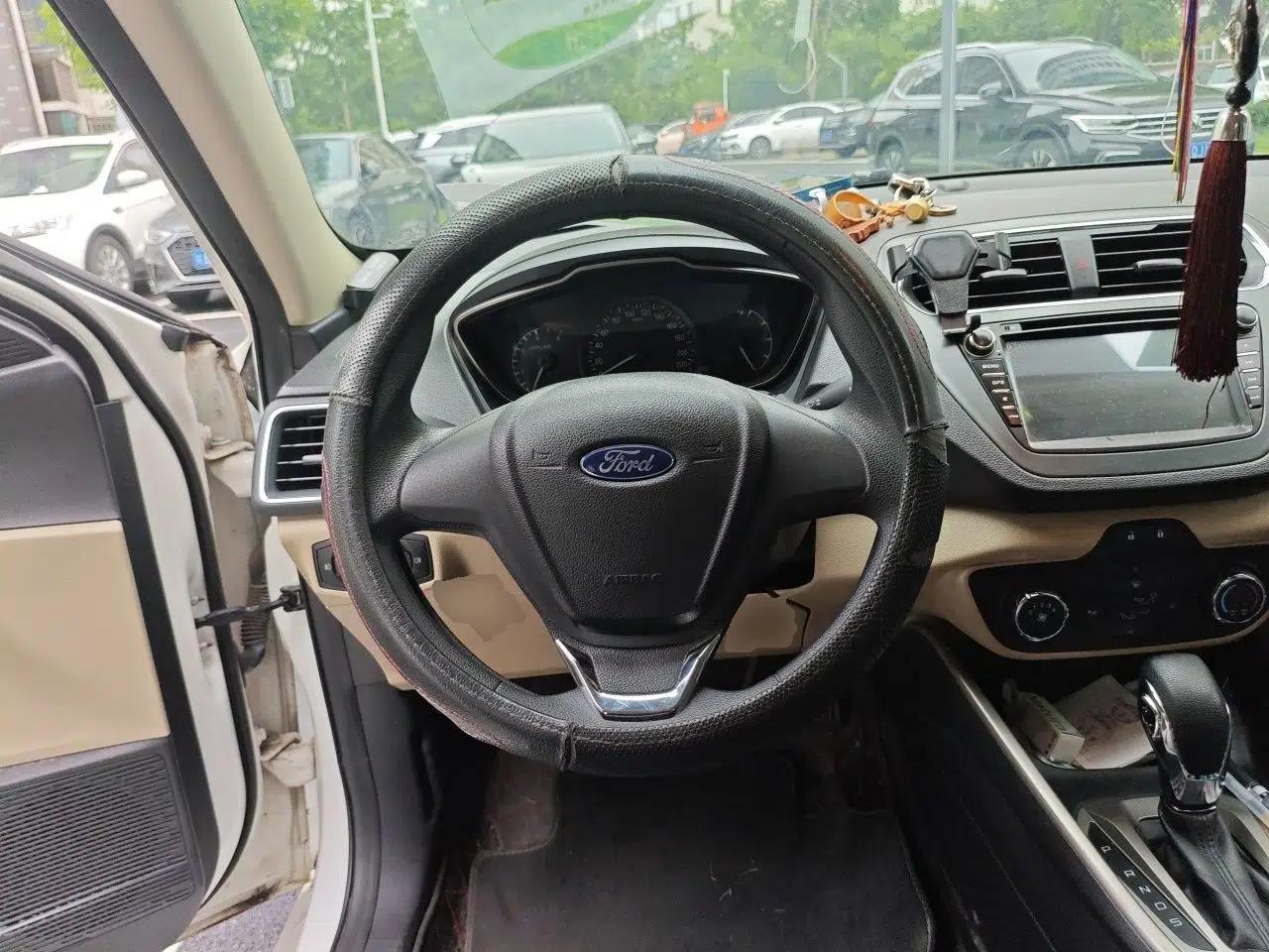 Ford Escort 2017 1.5L Automatic Comfort Model — миниатюра 10