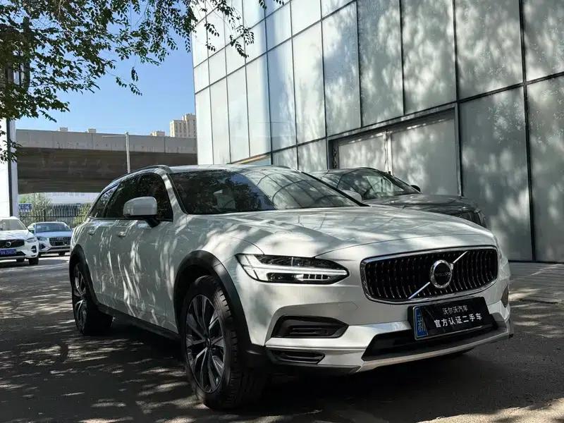 2025 Volvo V90 Cross Country B5 AWD Smart Edition — миниатюра 3