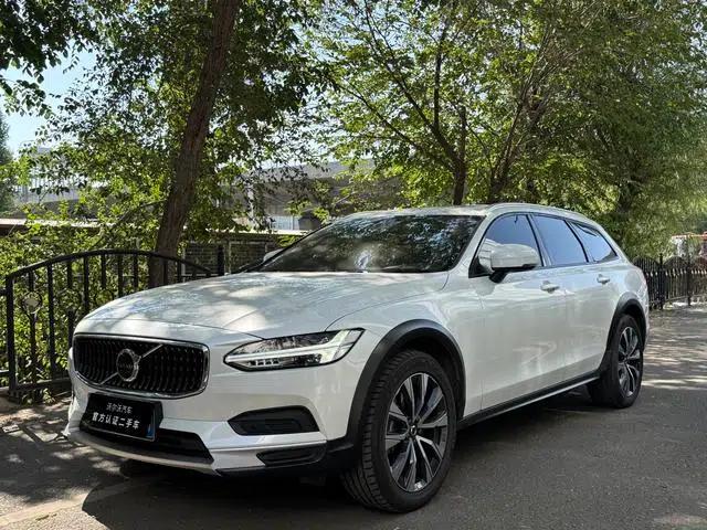 2025 Volvo V90 Cross Country B5 AWD Smart Edition