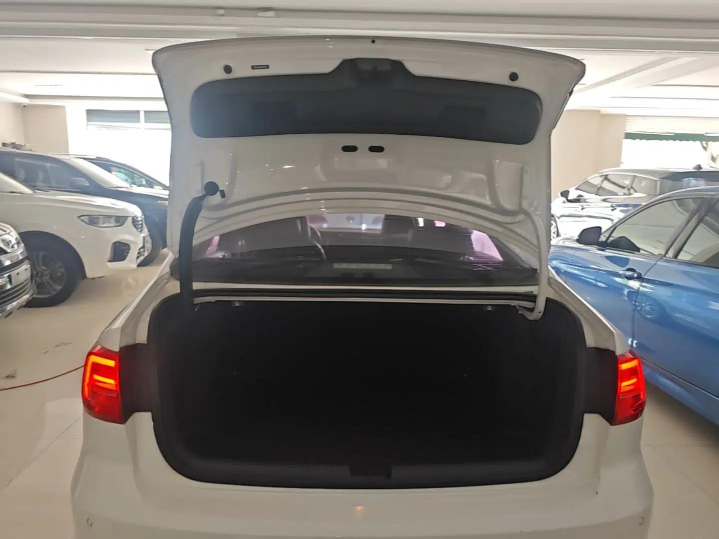 Volkswagen Sagitar 2016 230TSI 25th Anniversary Edition — миниатюра 22
