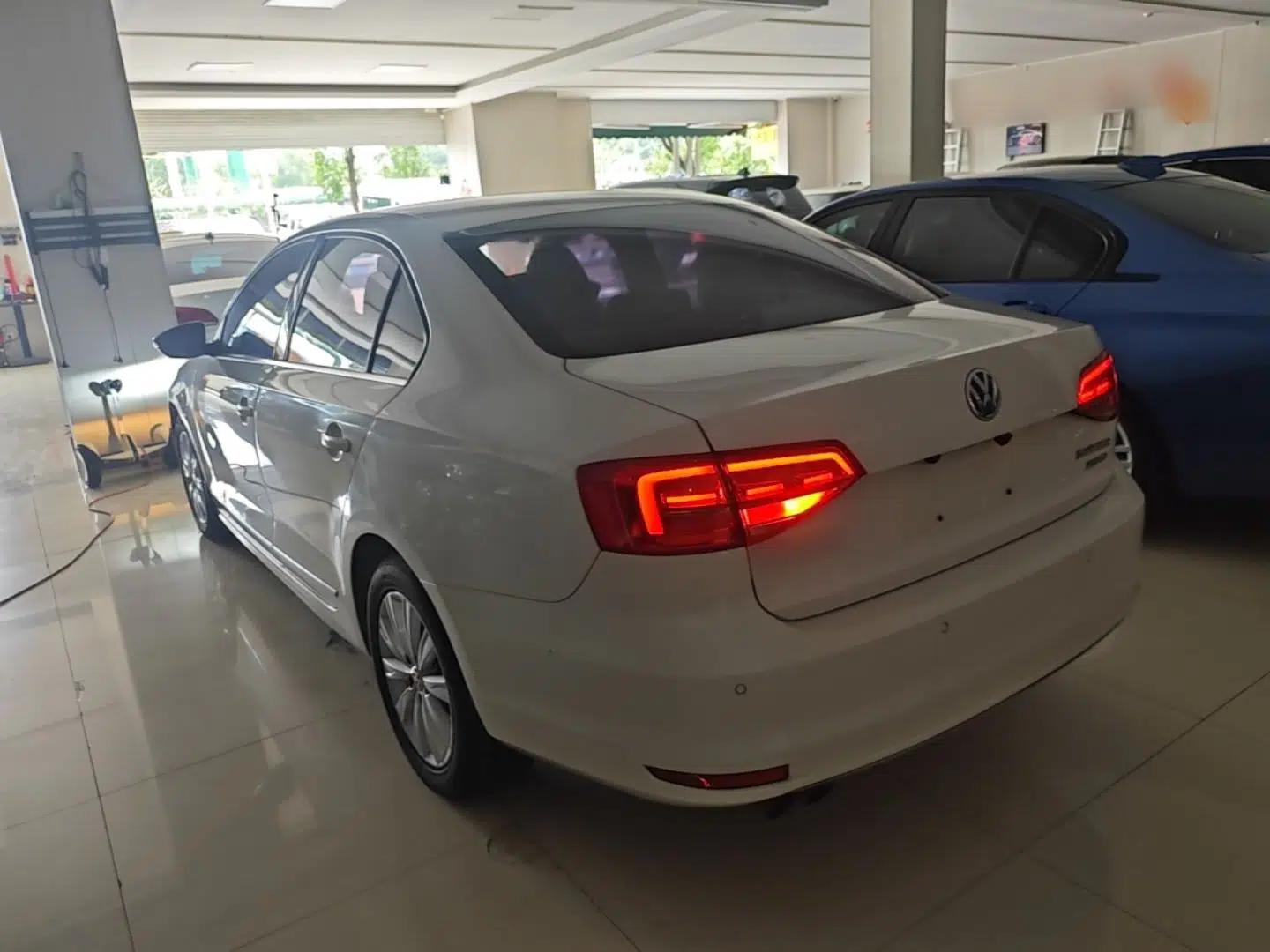 Volkswagen Sagitar 2016 230TSI 25th Anniversary Edition — миниатюра 4