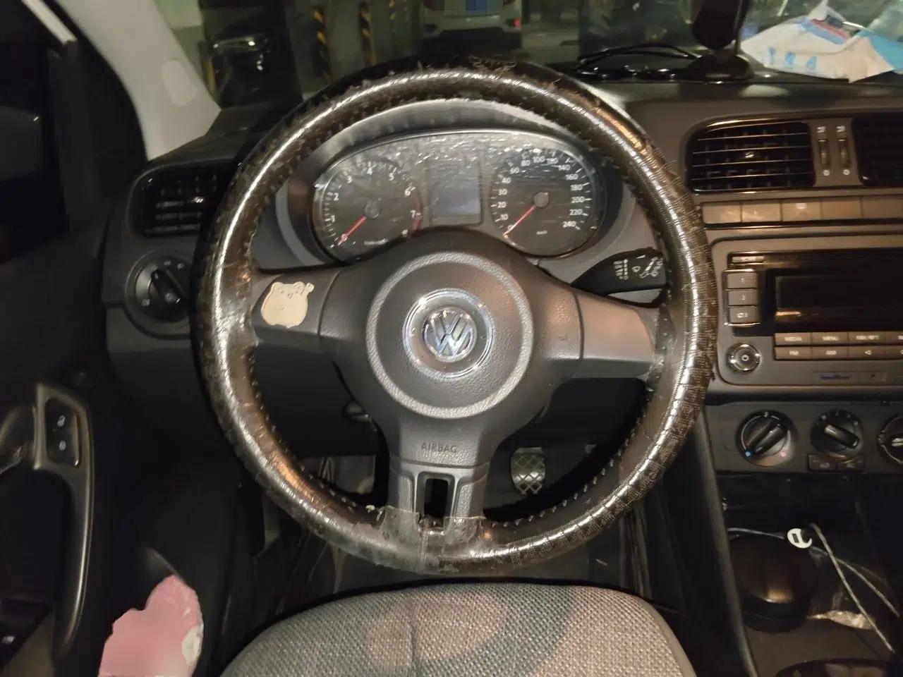 Volkswagen Polo 2013 1.4L Manual Fashion Edition — миниатюра 10