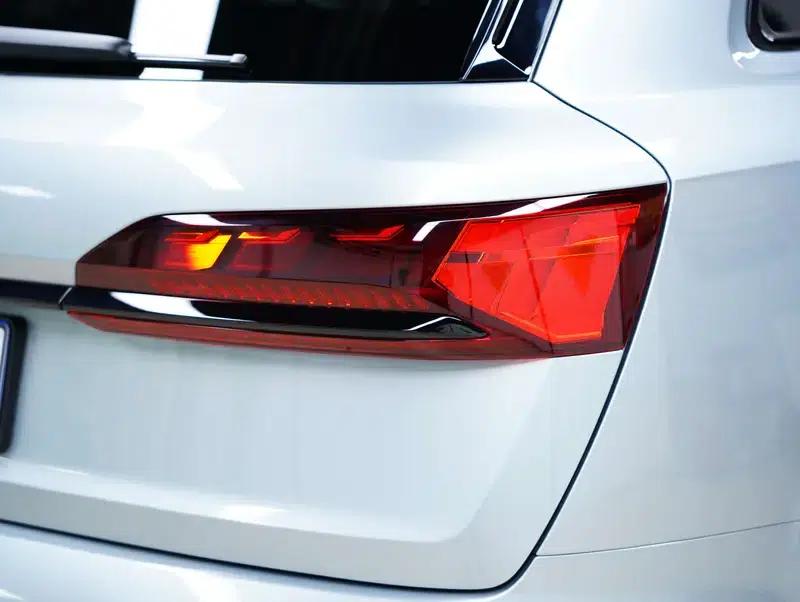 Audi SQ7 2024 4.0 TFSI Dark Knight Edition — миниатюра 15