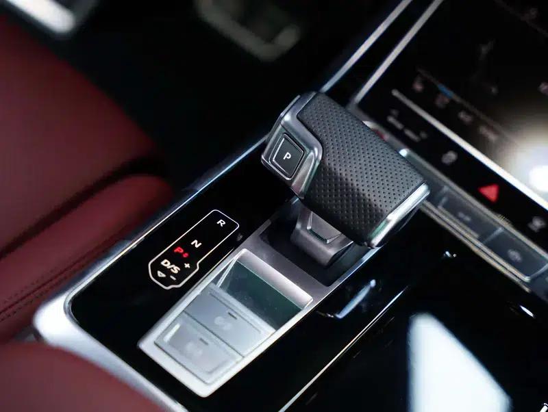 Audi SQ7 2024 4.0 TFSI Dark Knight Edition — миниатюра 32