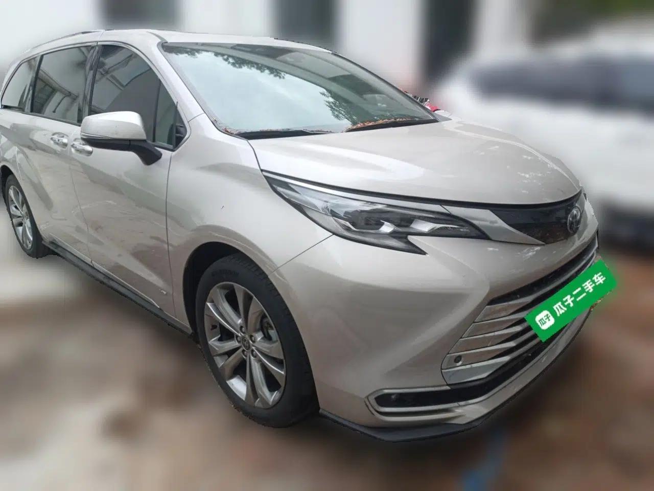 Toyota SIENNA 2024 2.5L Hybrid Platinum Edition — миниатюра 3