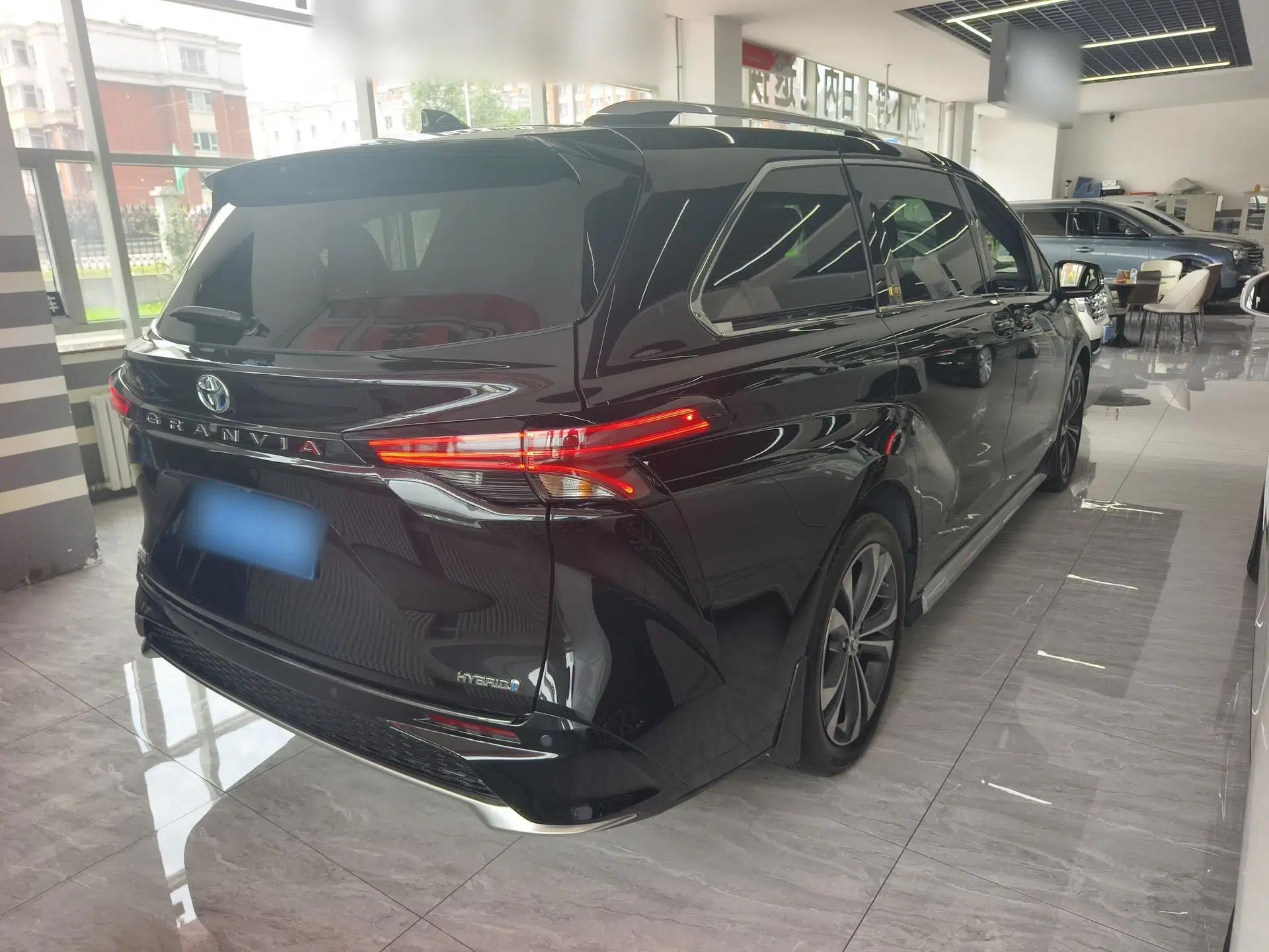Toyota Granvia 2023 2.5L Hybrid Prestige VIP Edition — миниатюра 5