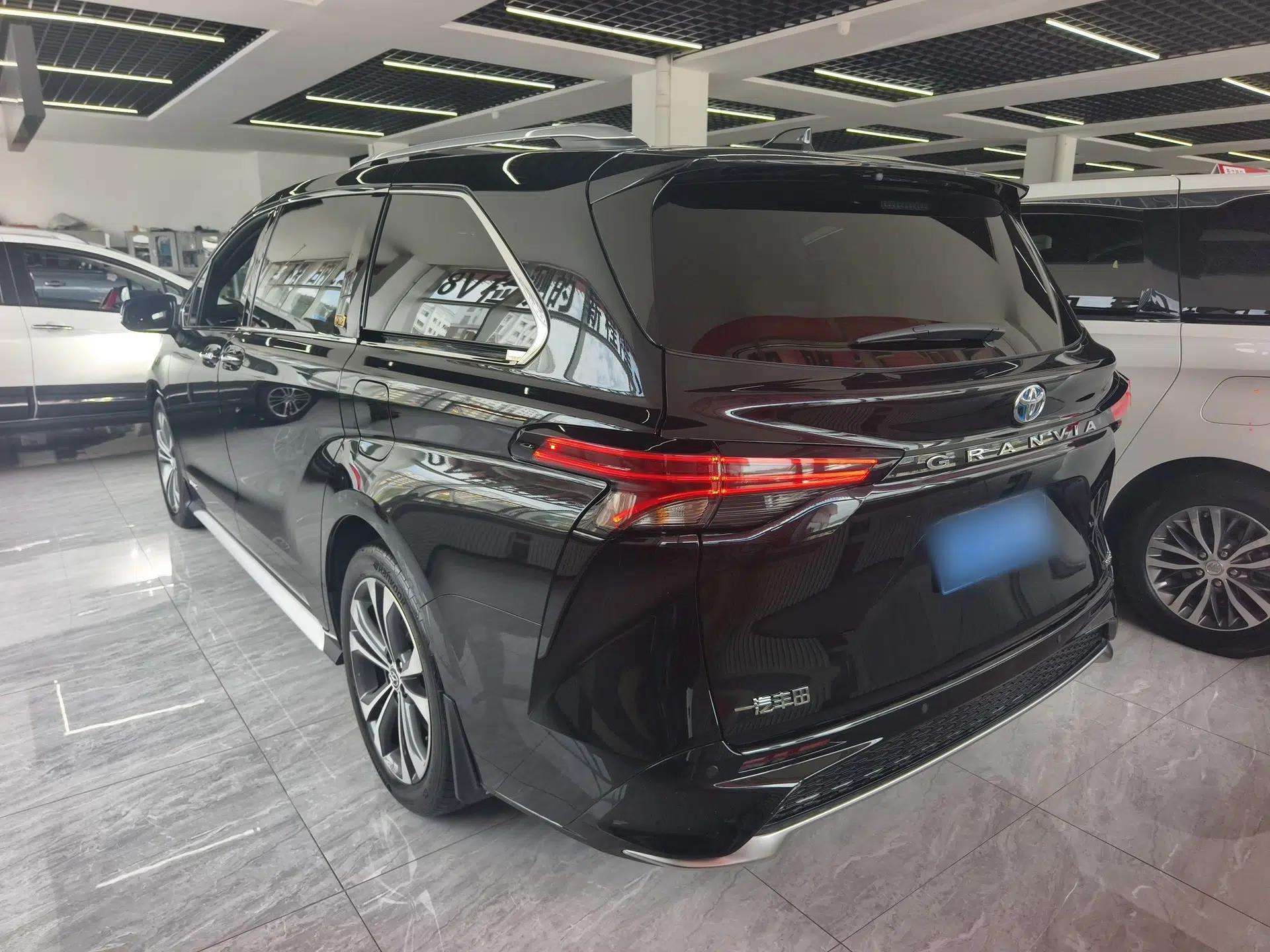 Toyota Granvia 2023 2.5L Hybrid Prestige VIP Edition — миниатюра 6