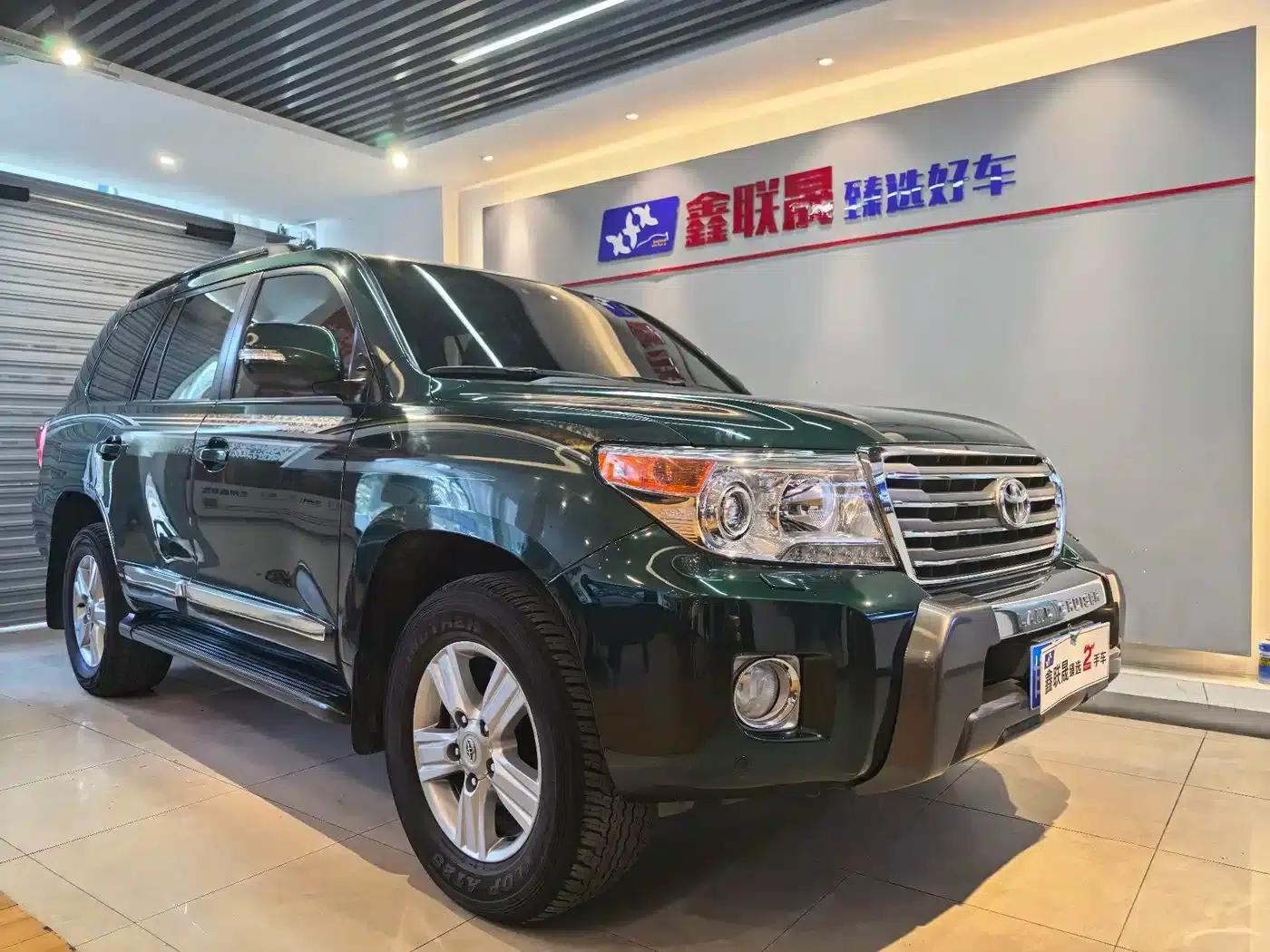 2012 Land Cruiser 4.6L Automatic VX-R — миниатюра 3