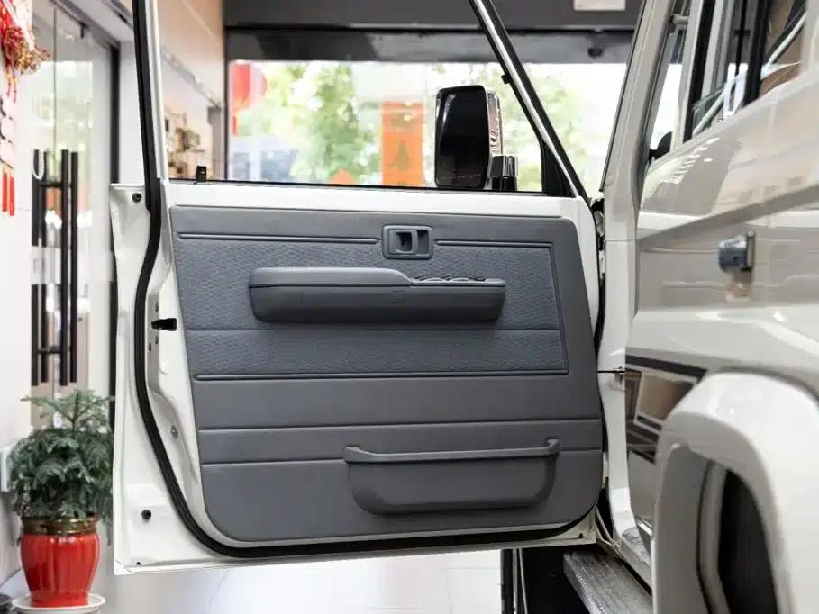 Land Cruiser (Imported) LC76 2023 Model 4.0L Manual — миниатюра 11