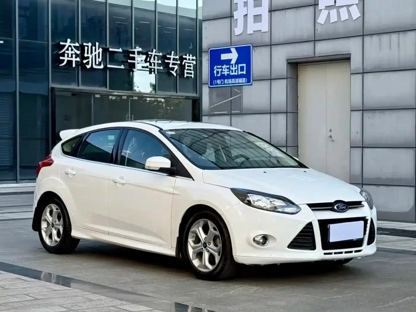 Ford Focus 2012 Hatchback 2.0L Automatic Luxury Sport — миниатюра 3