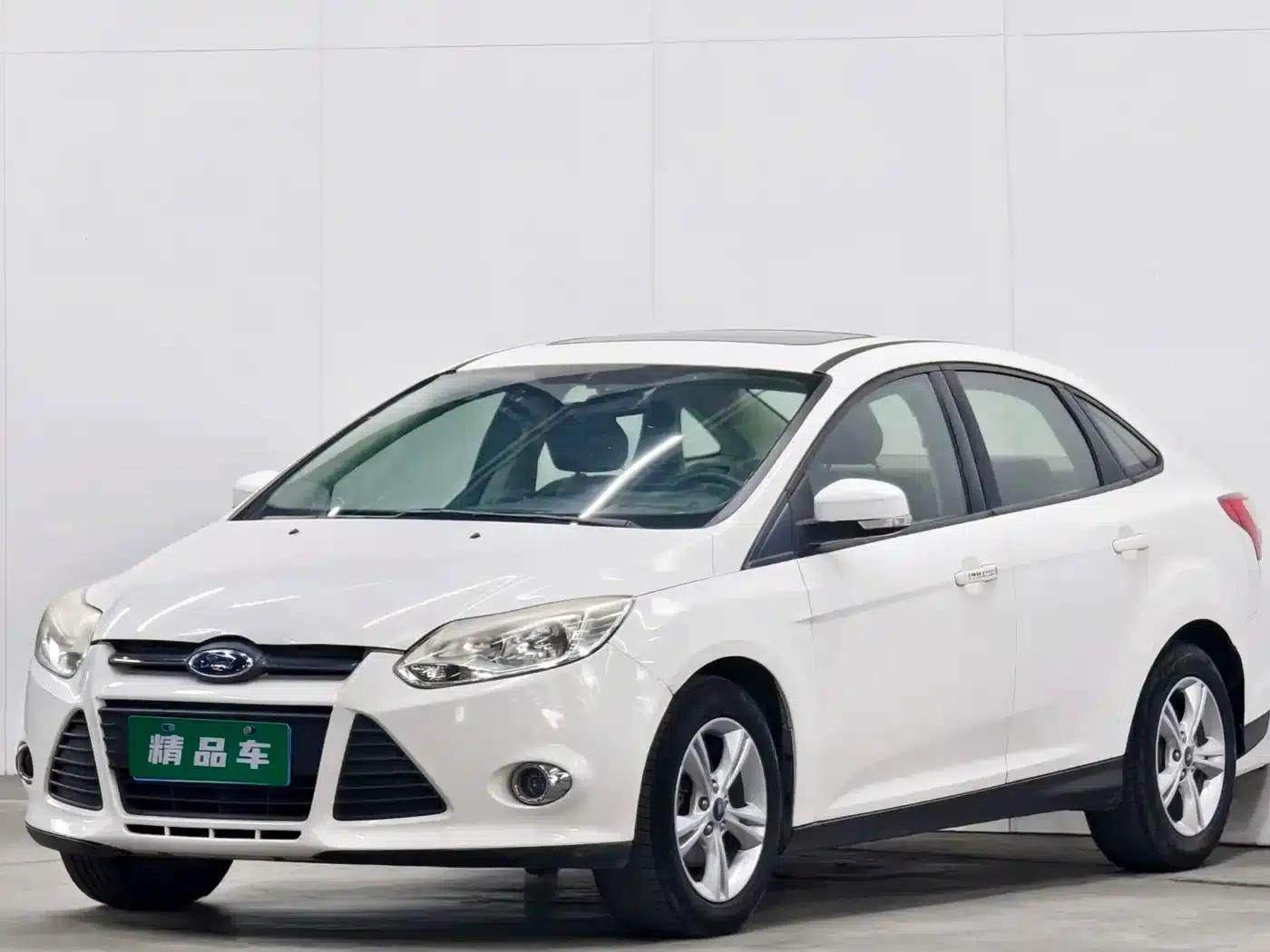 Ford Focus 2012 Sedan 1.6L Manual Fashion Edition — миниатюра 1