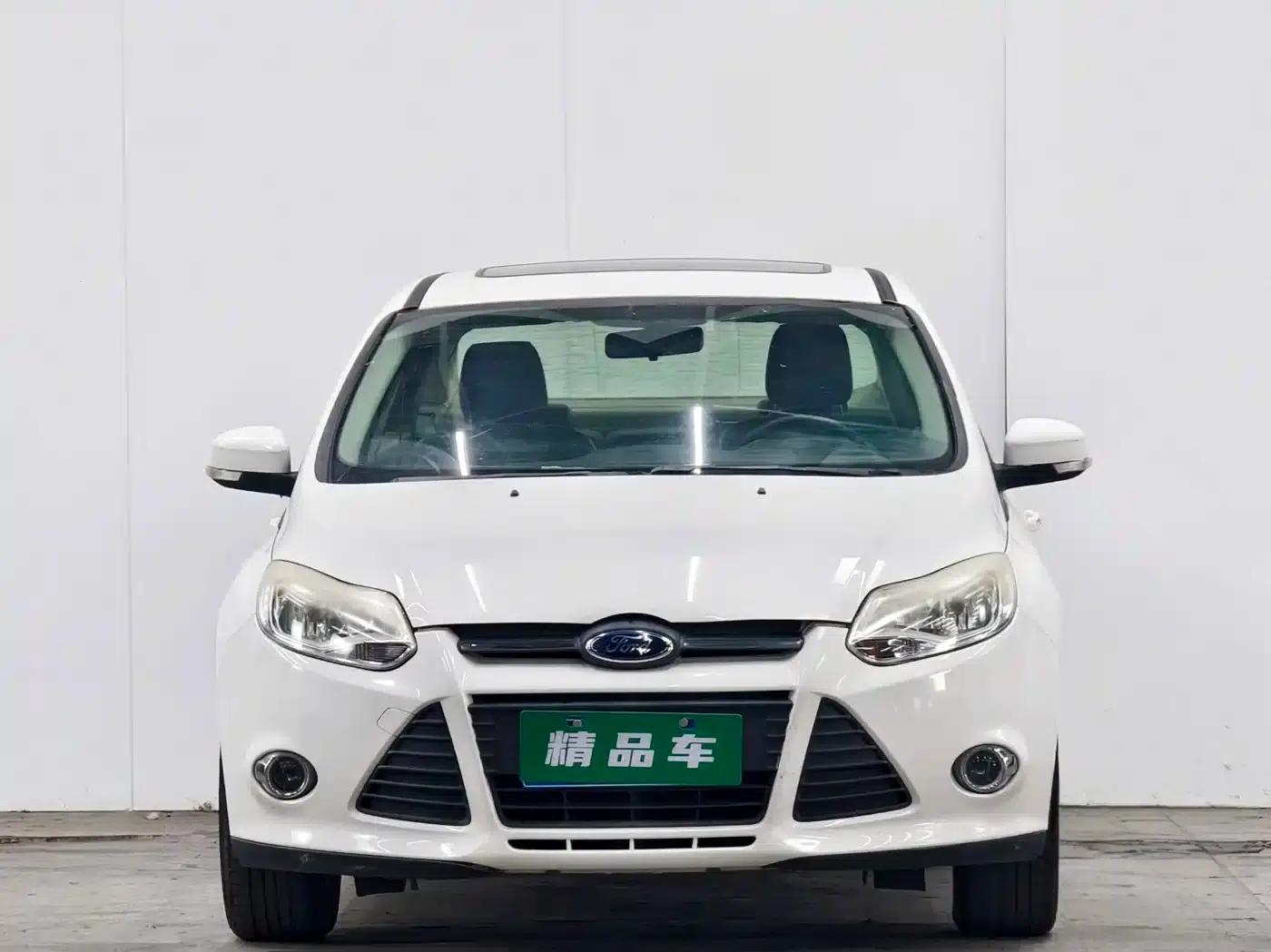 Ford Focus 2012 Sedan 1.6L Manual Fashion Edition — миниатюра 2