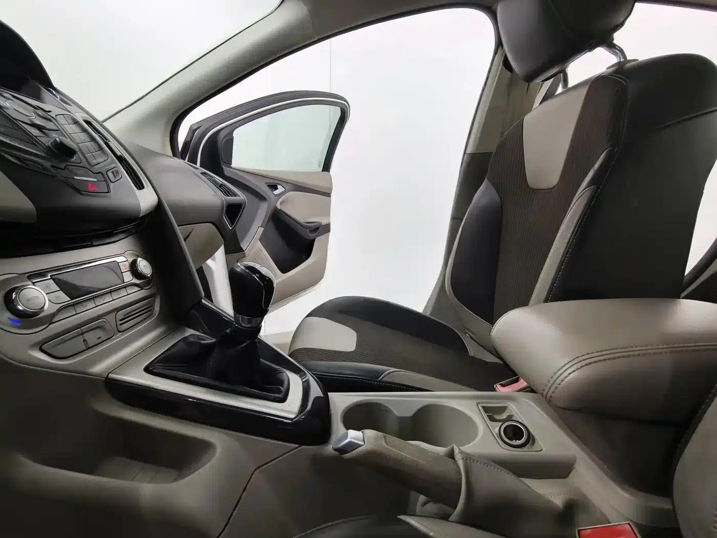 Ford Focus 2012 Sedan 1.6L Manual Fashion Edition — миниатюра 12