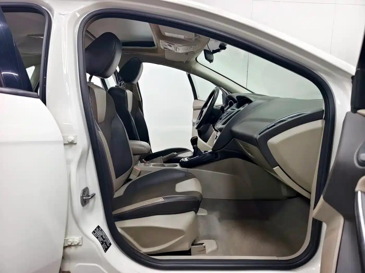 Ford Focus 2012 Sedan 1.6L Manual Fashion Edition — миниатюра 14